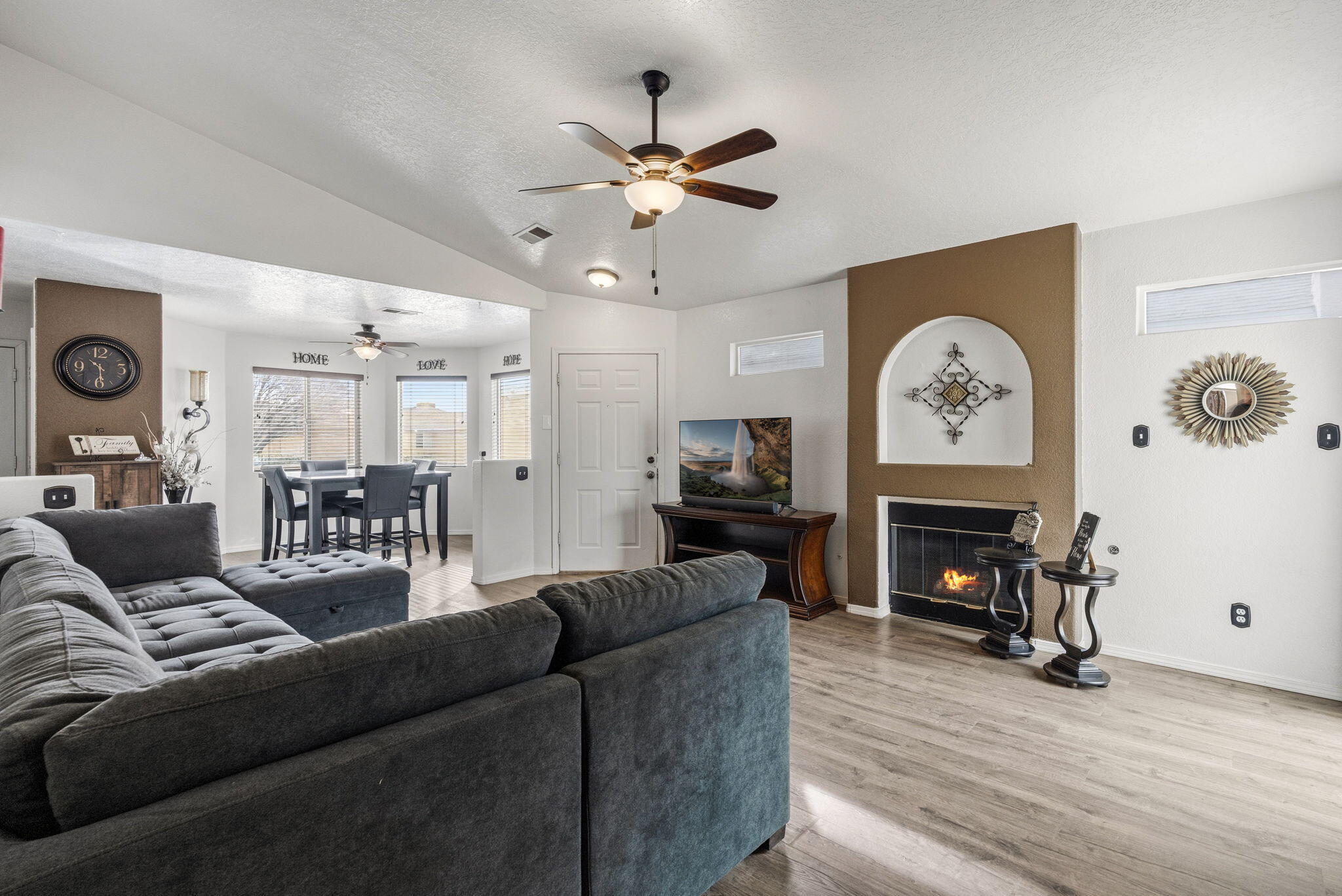 305 Vista Del Angel SW