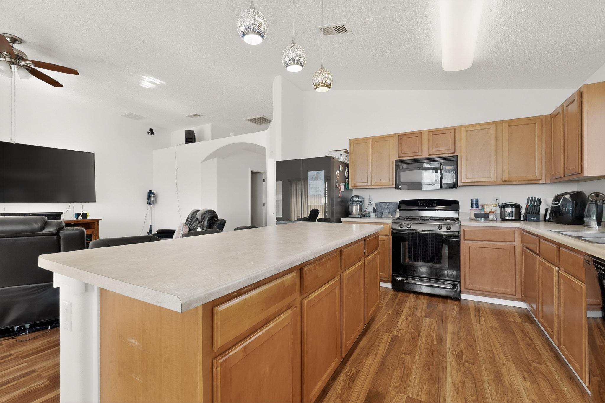103 Oakwood Court SW
