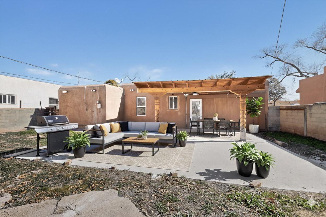 1133 Girard Boulevard NE