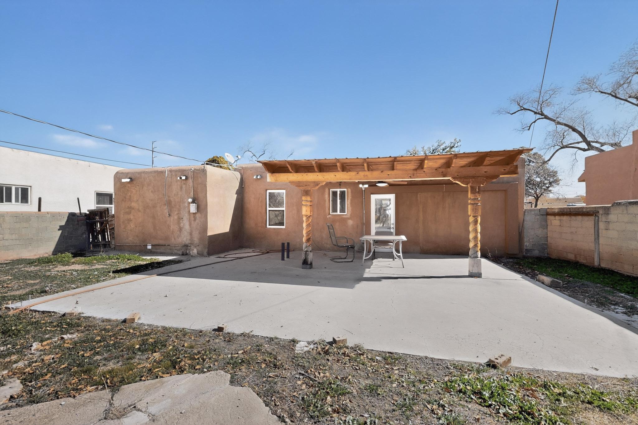 1133 Girard Boulevard NE