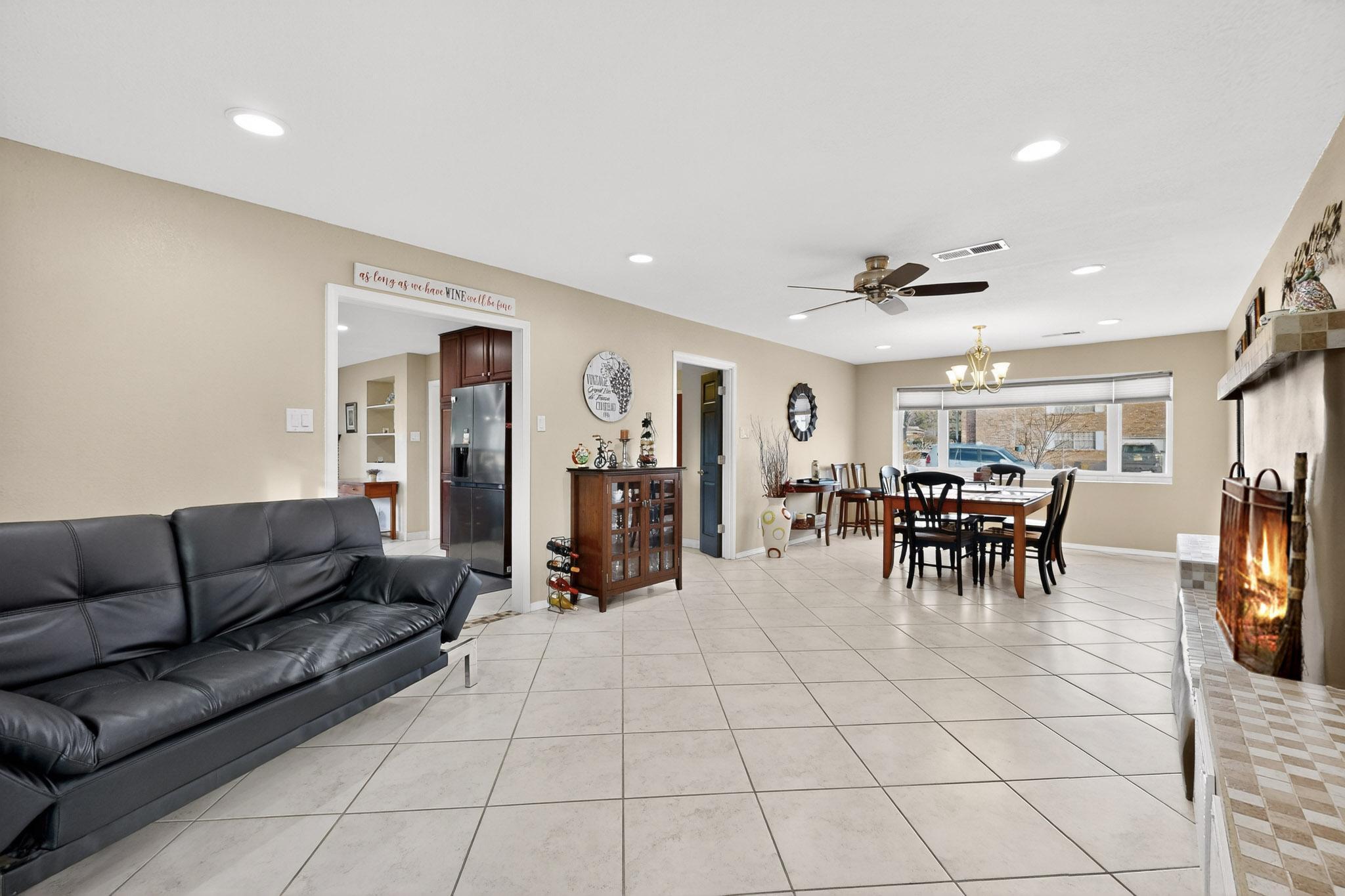 1525 Marron Circle NE