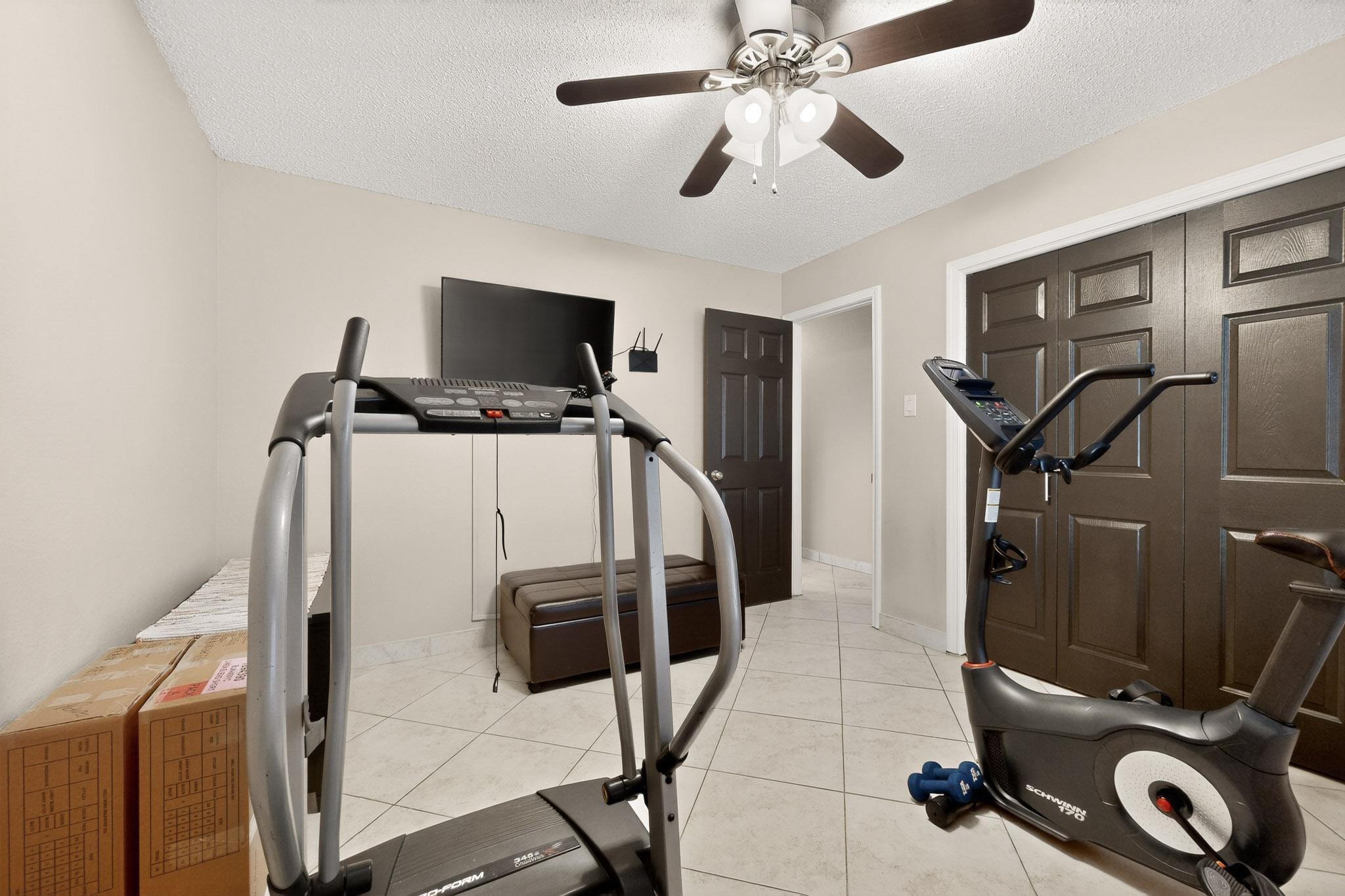 1525 Marron Circle NE