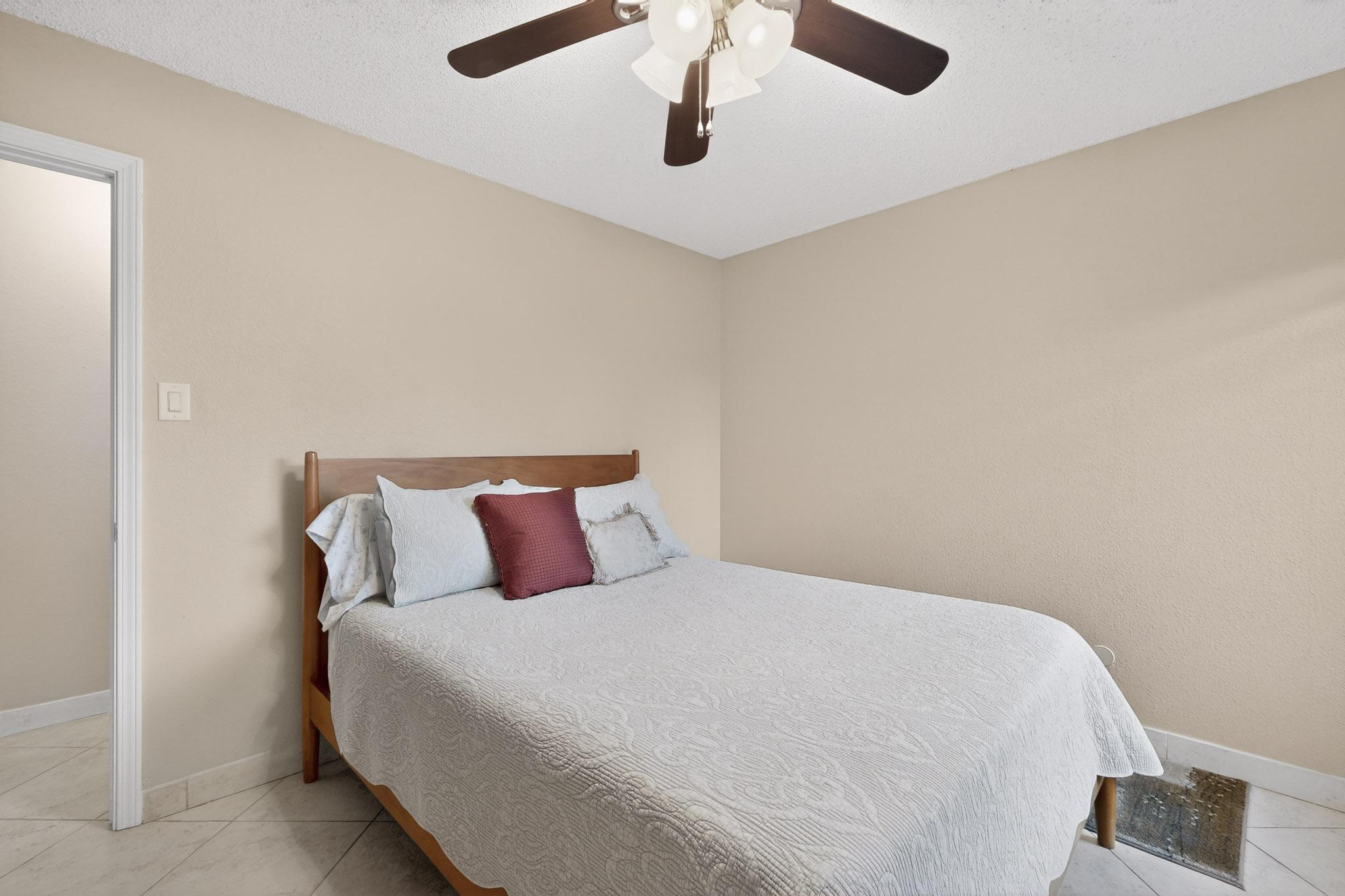 1525 Marron Circle NE