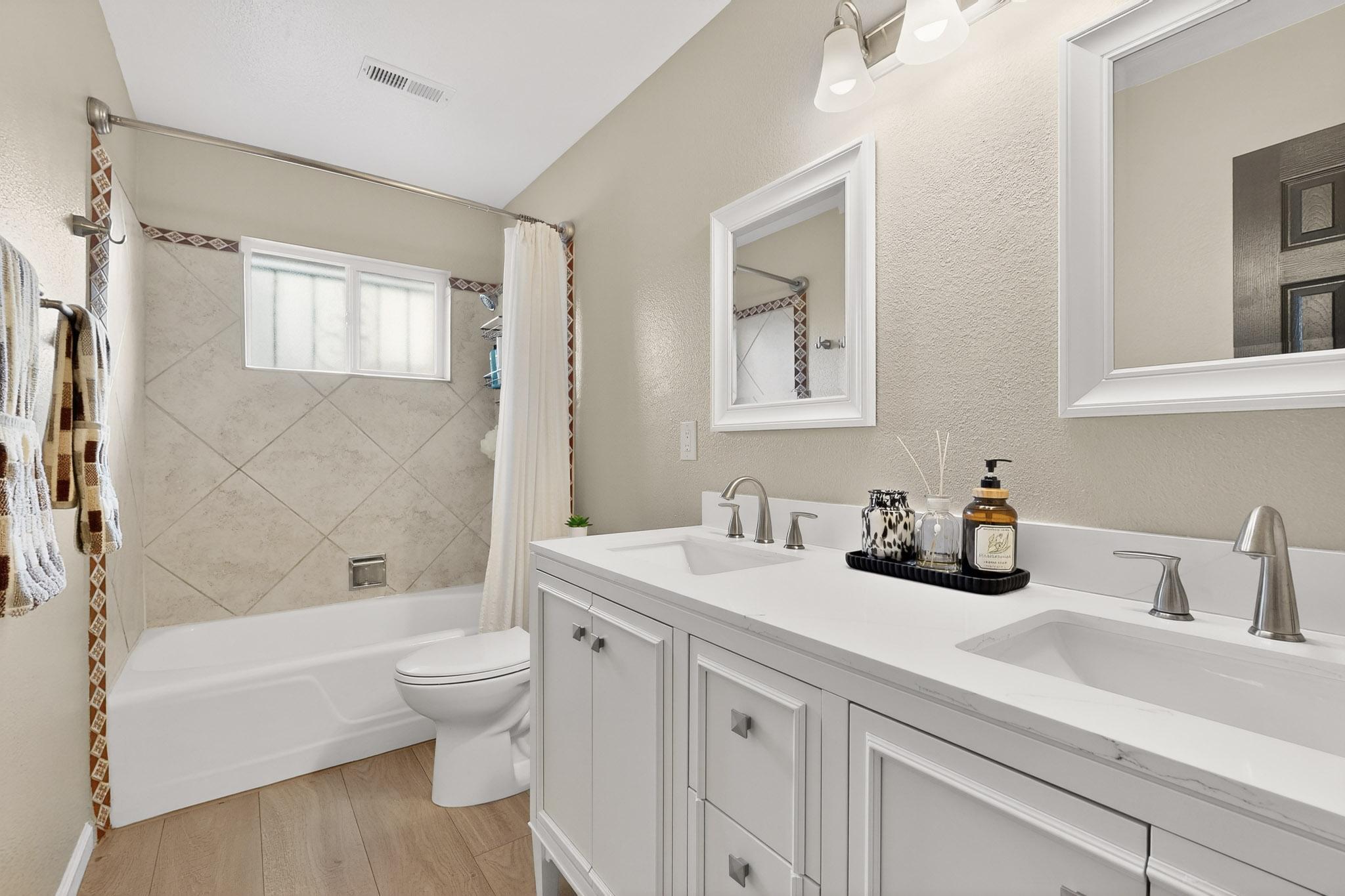 1525 Marron Circle NE