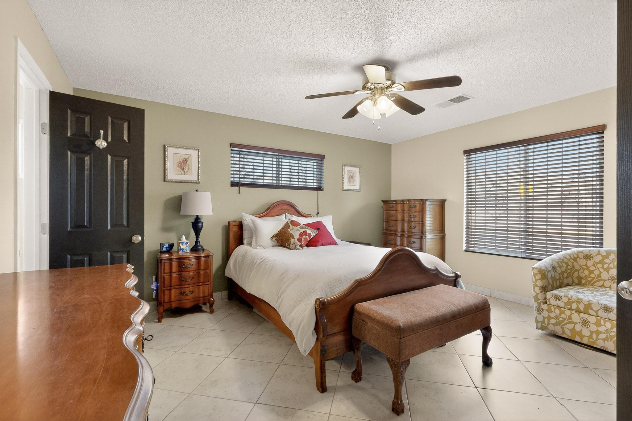 1525 Marron Circle NE