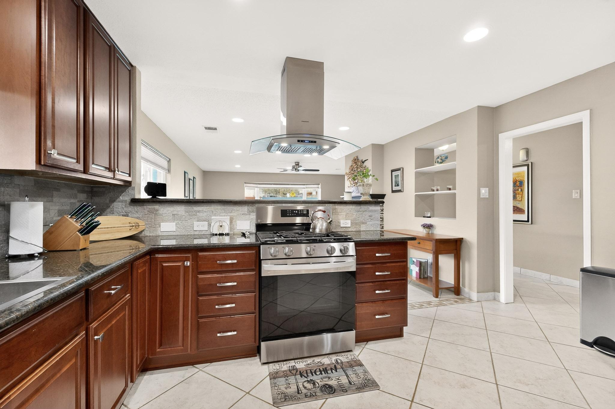 1525 Marron Circle NE