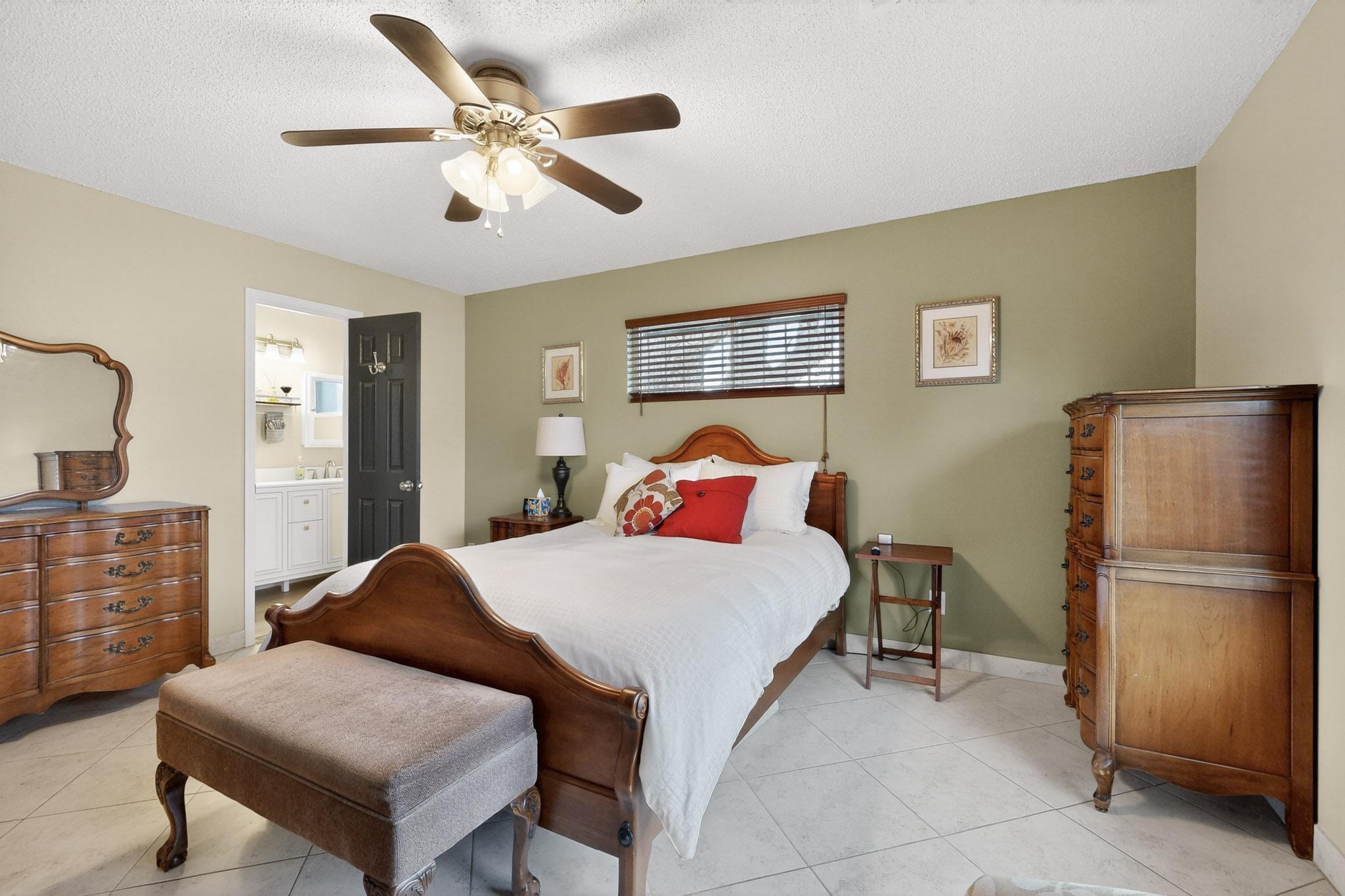 1525 Marron Circle NE