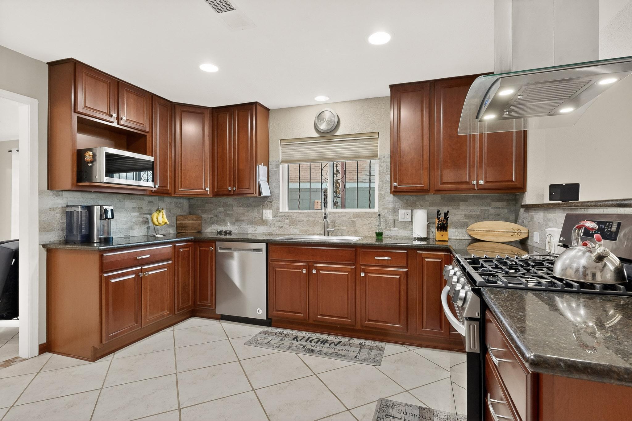 1525 Marron Circle NE