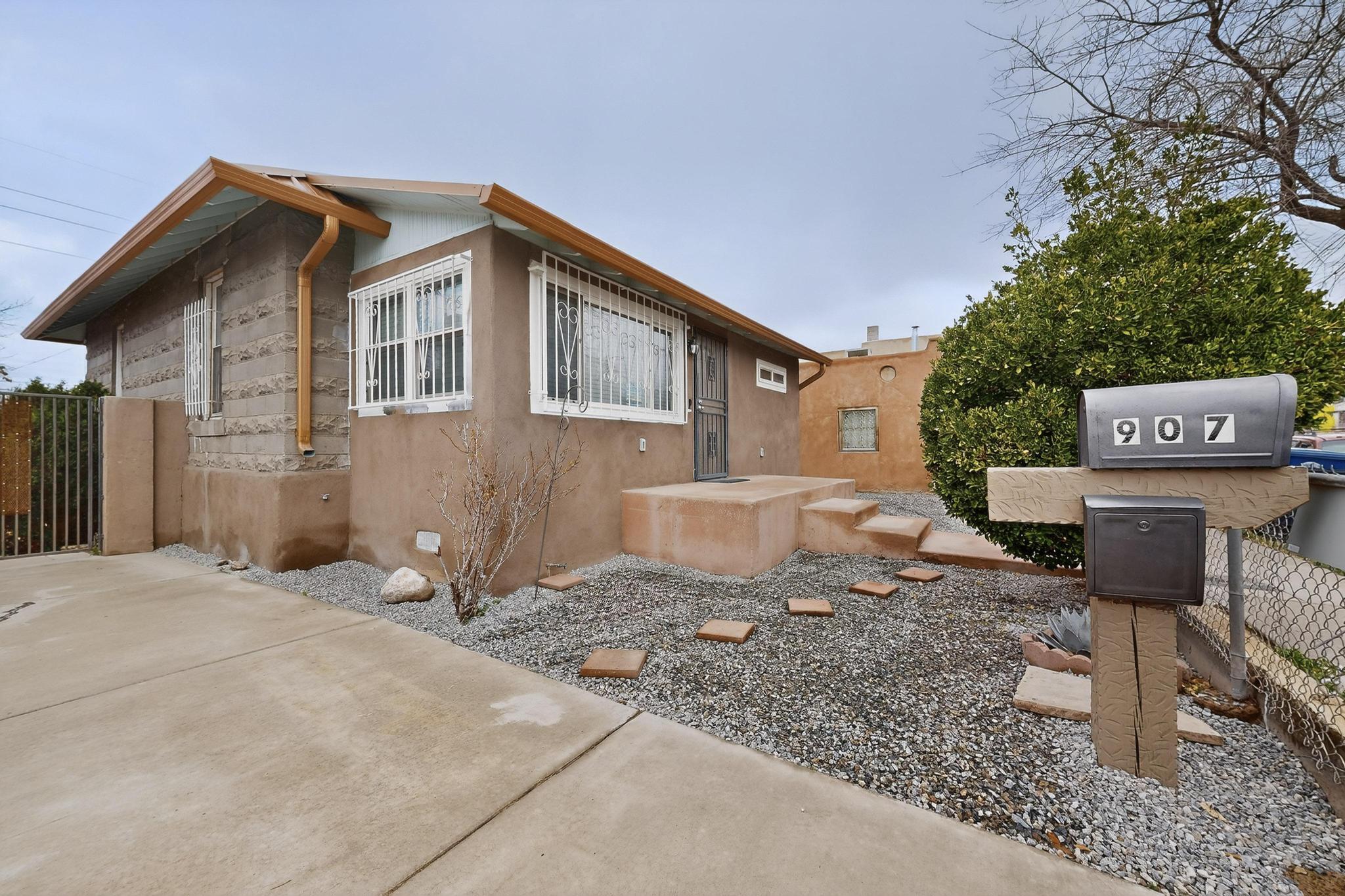907 Edith Boulevard SE
