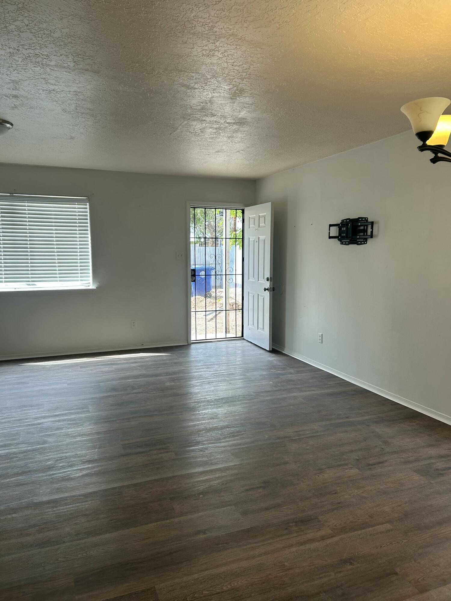 1100 &1102 10th Street SW