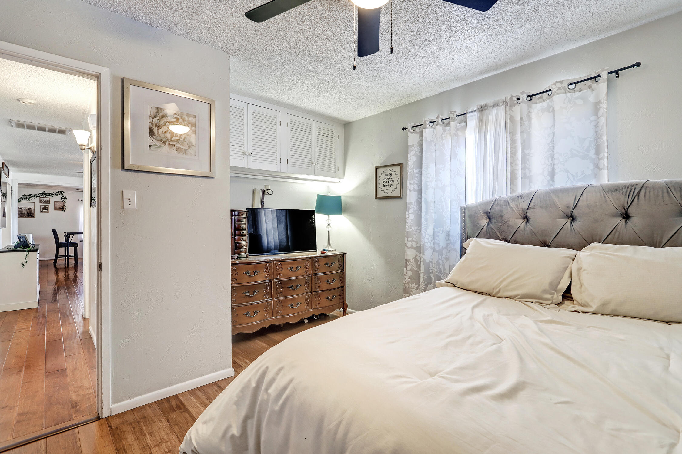 3217 La Veta Drive NE