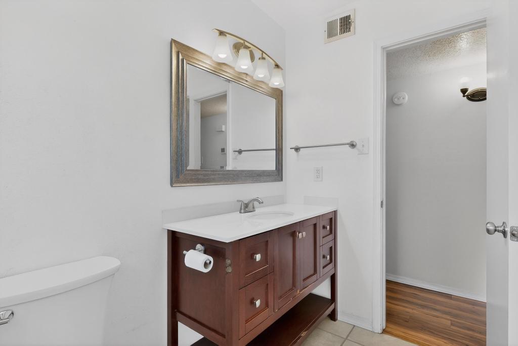 8228 Otero Avenue NE