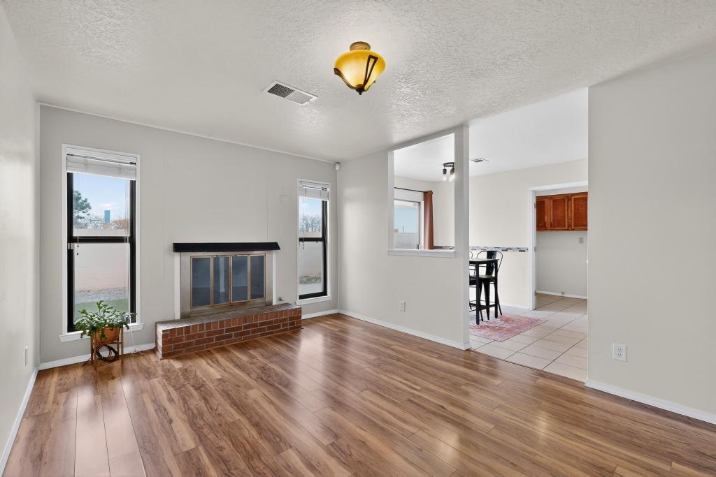 8228 Otero Avenue NE