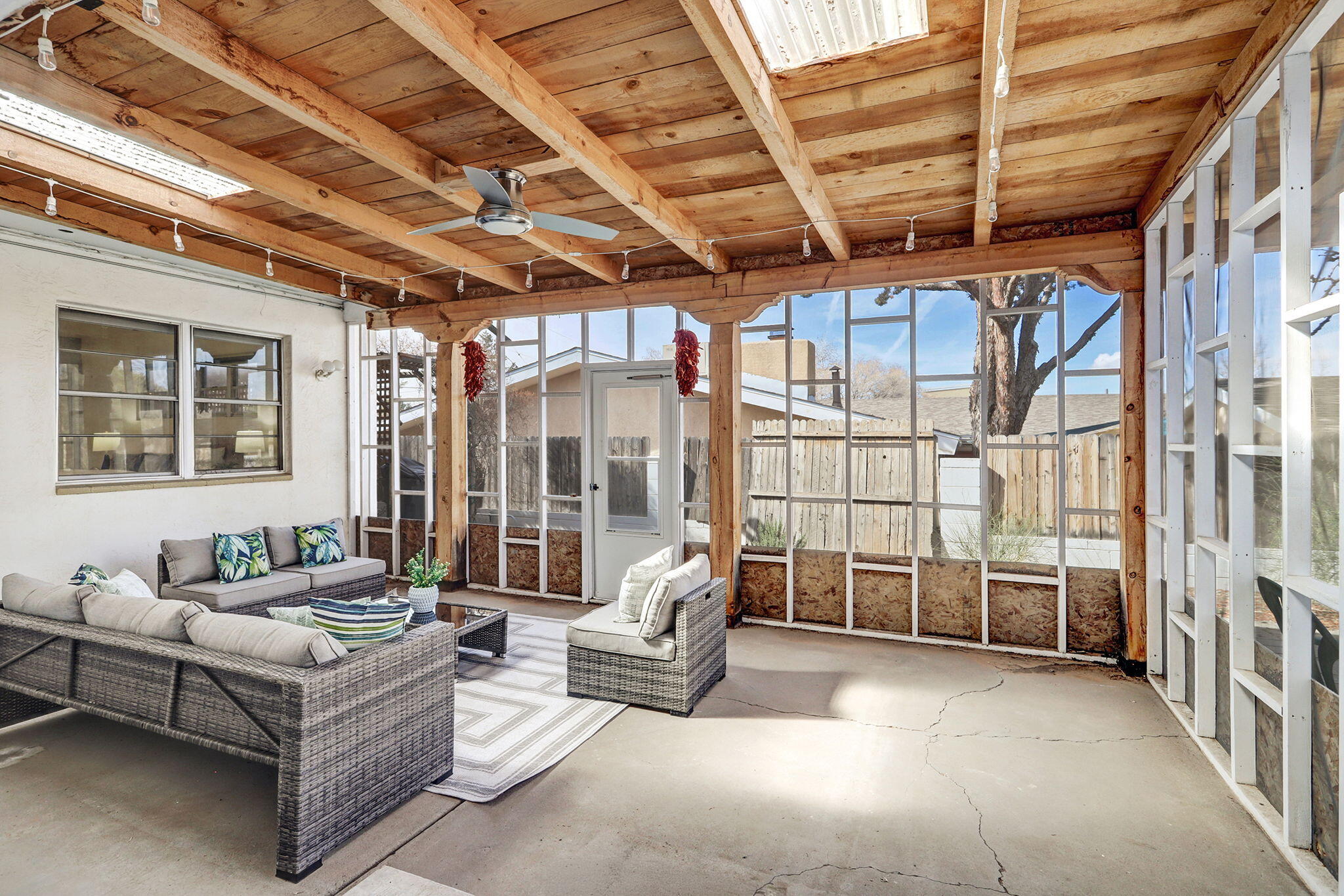 933 Avenida Estrellita NE