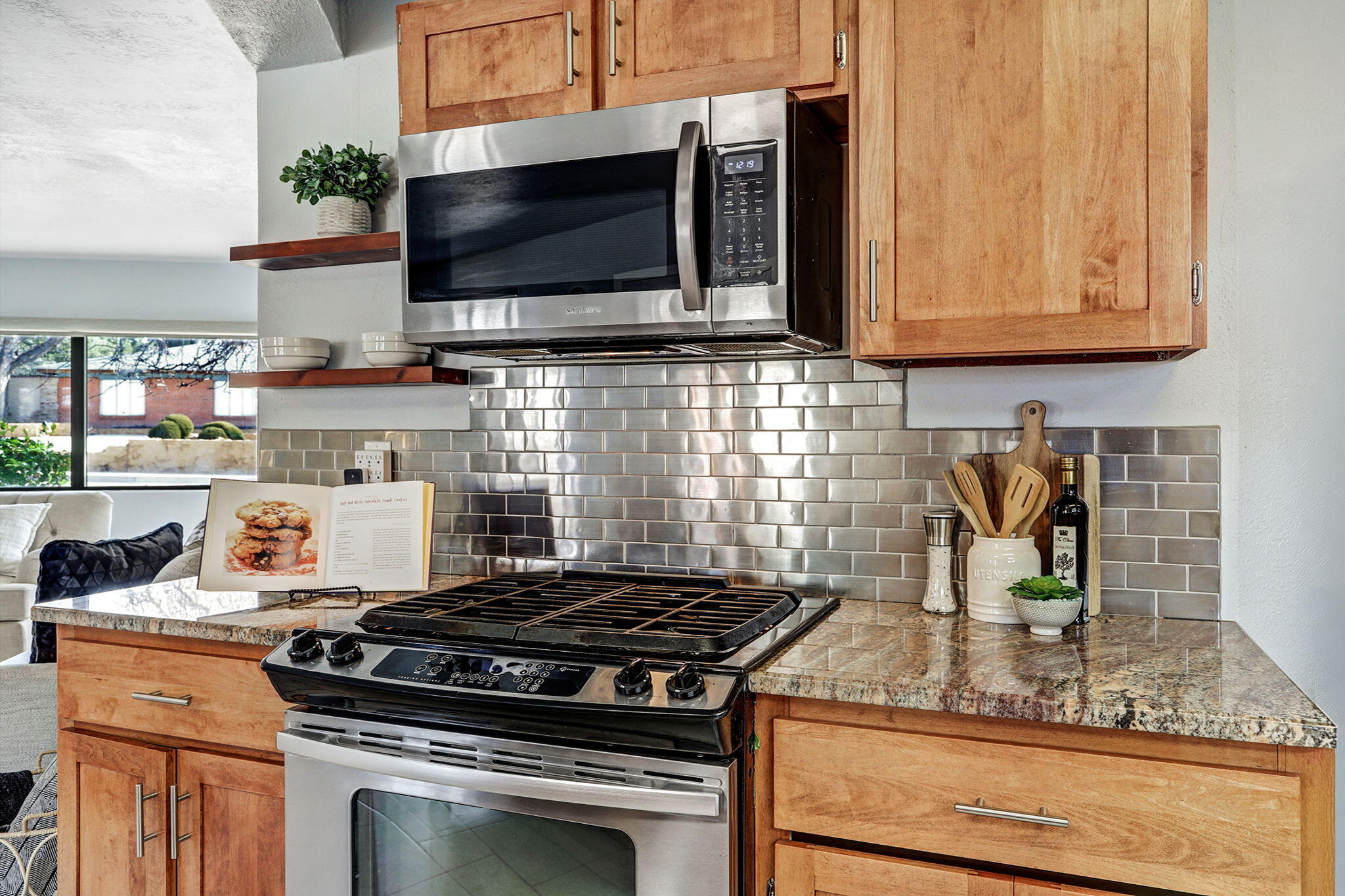 933 Avenida Estrellita NE