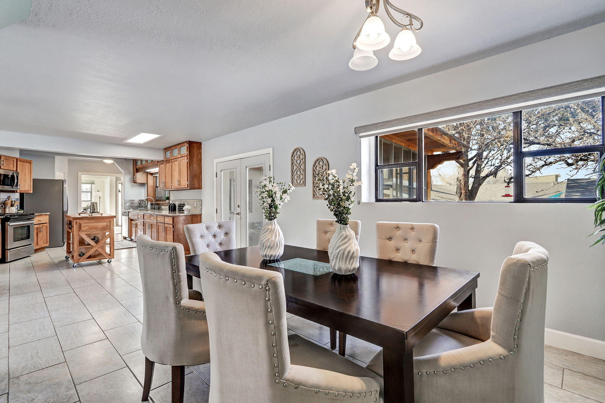 933 Avenida Estrellita NE