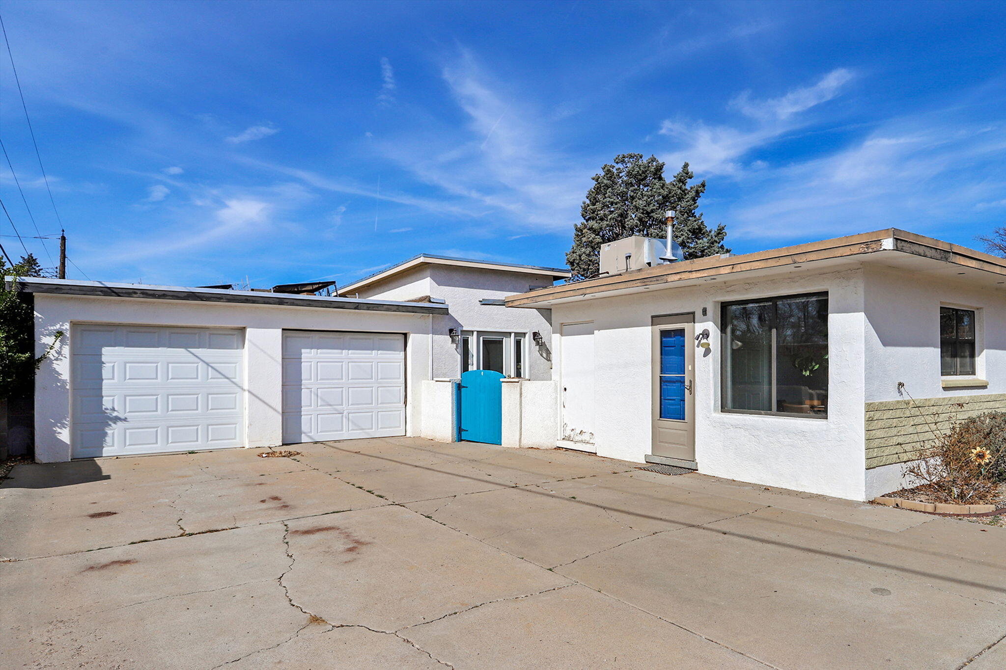 933 Avenida Estrellita NE