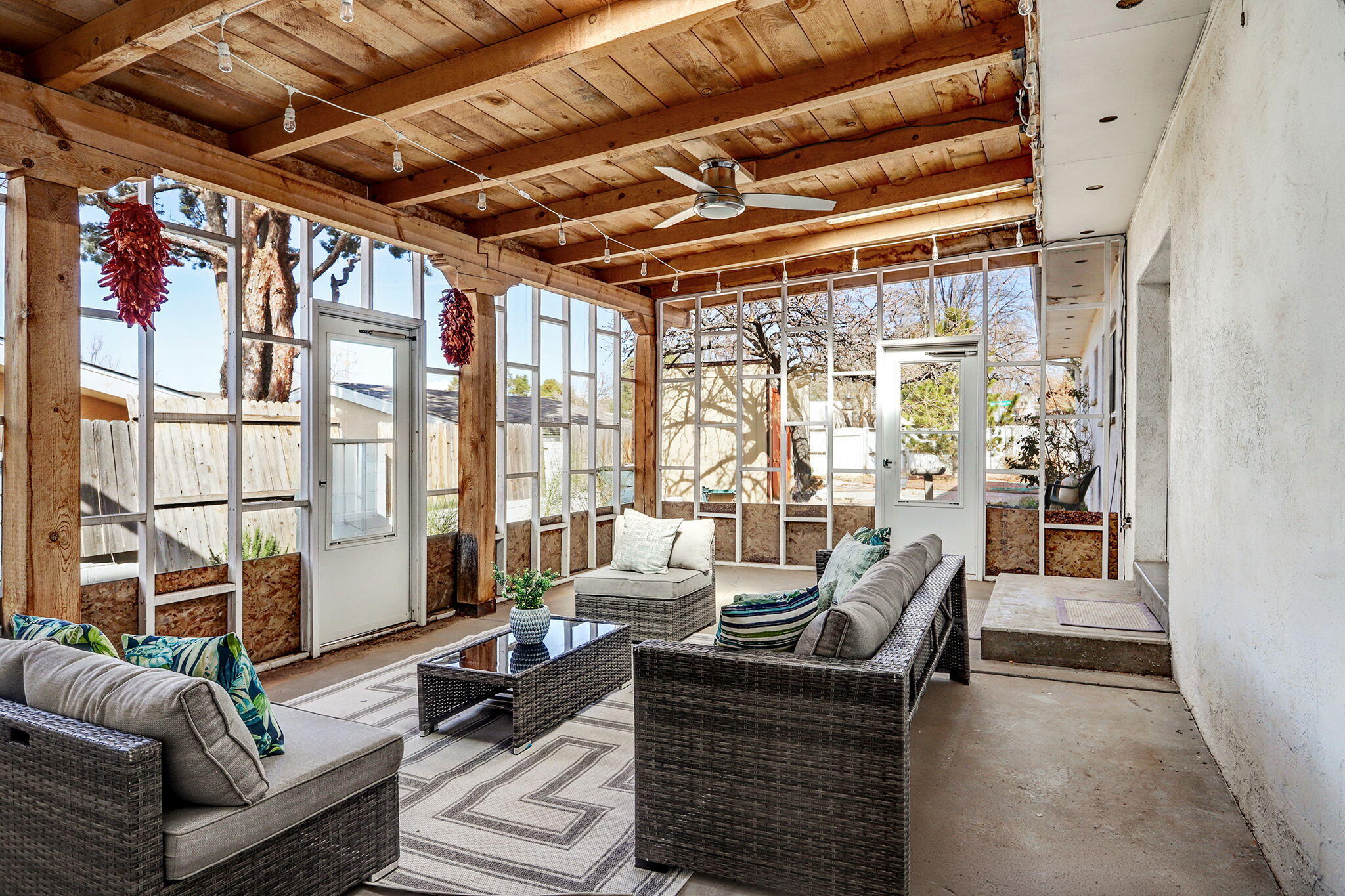 933 Avenida Estrellita NE