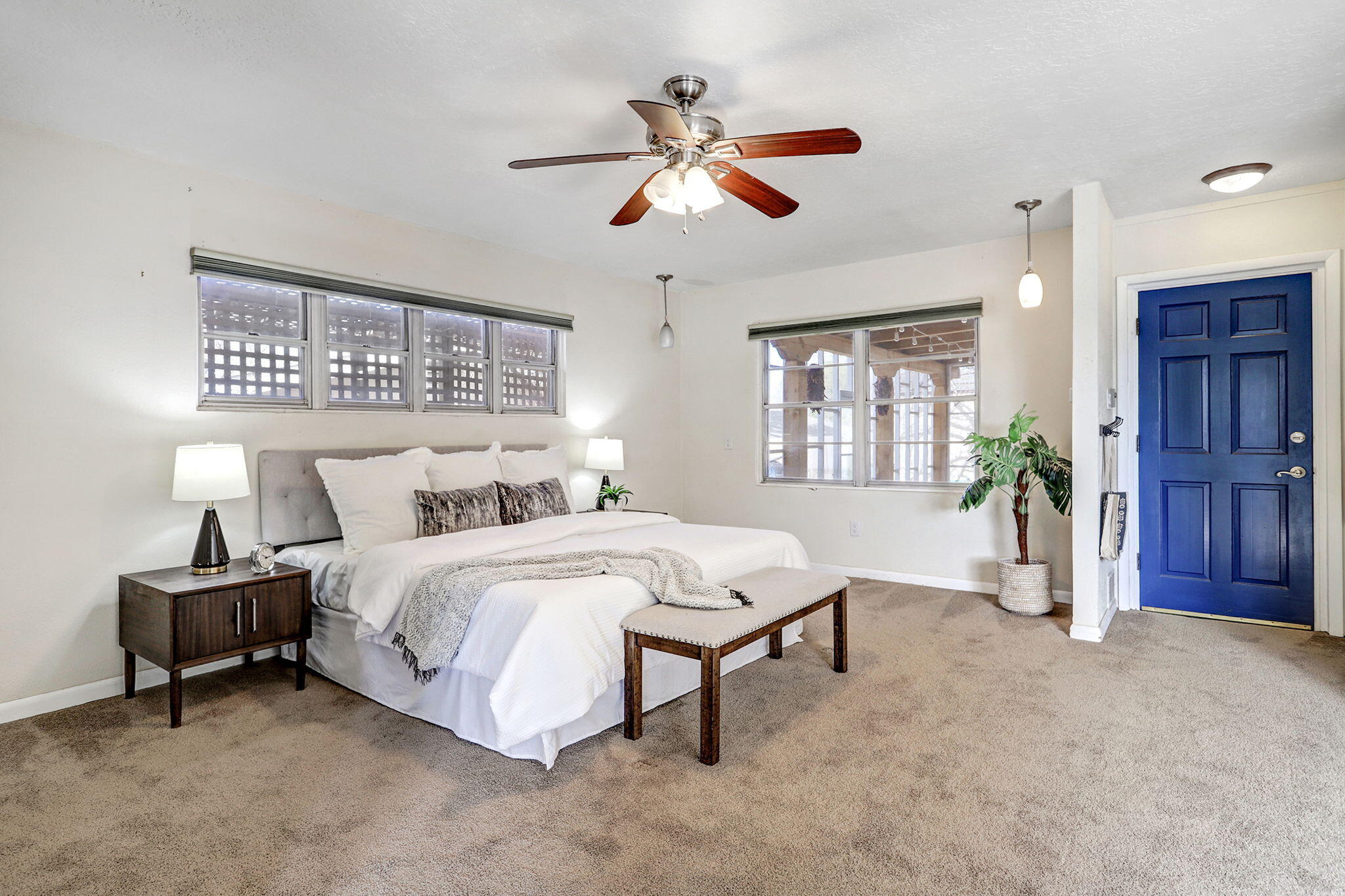 933 Avenida Estrellita NE