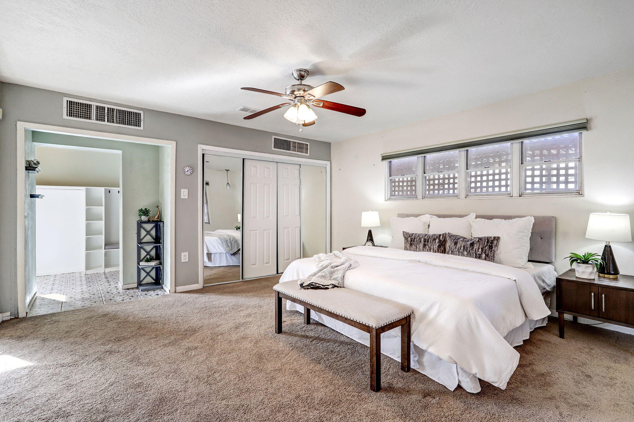 933 Avenida Estrellita NE