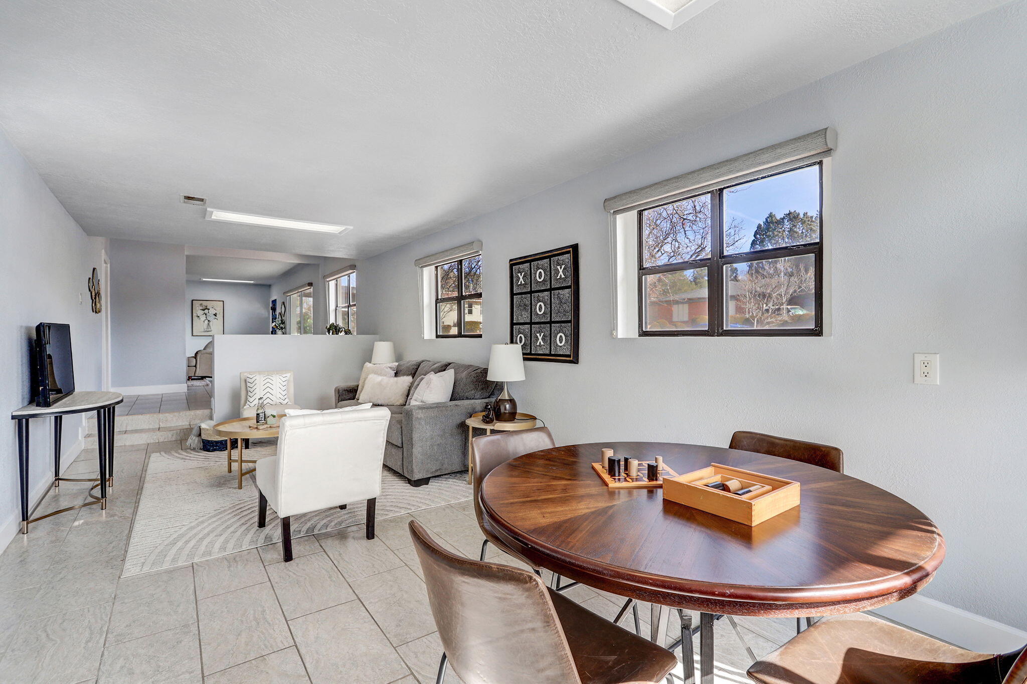 933 Avenida Estrellita NE