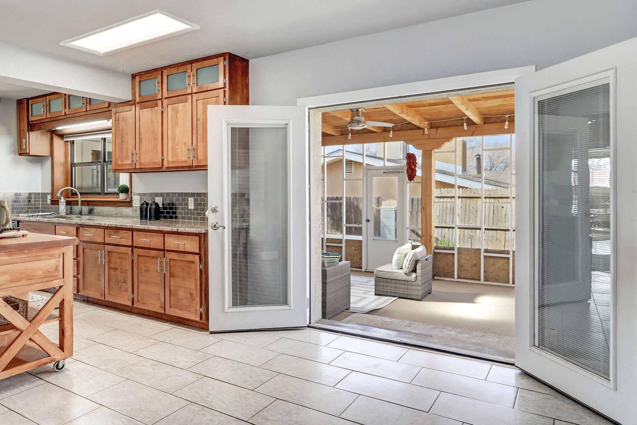 933 Avenida Estrellita NE