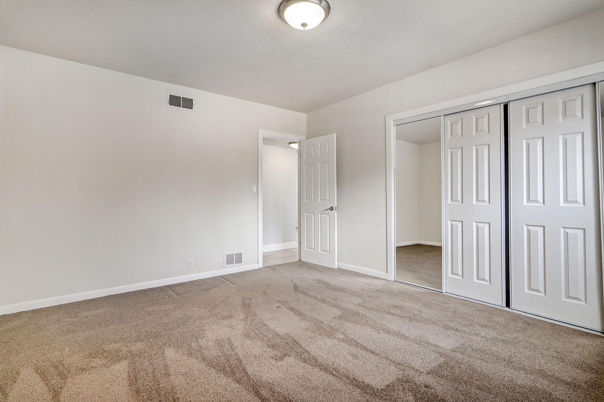 933 Avenida Estrellita NE