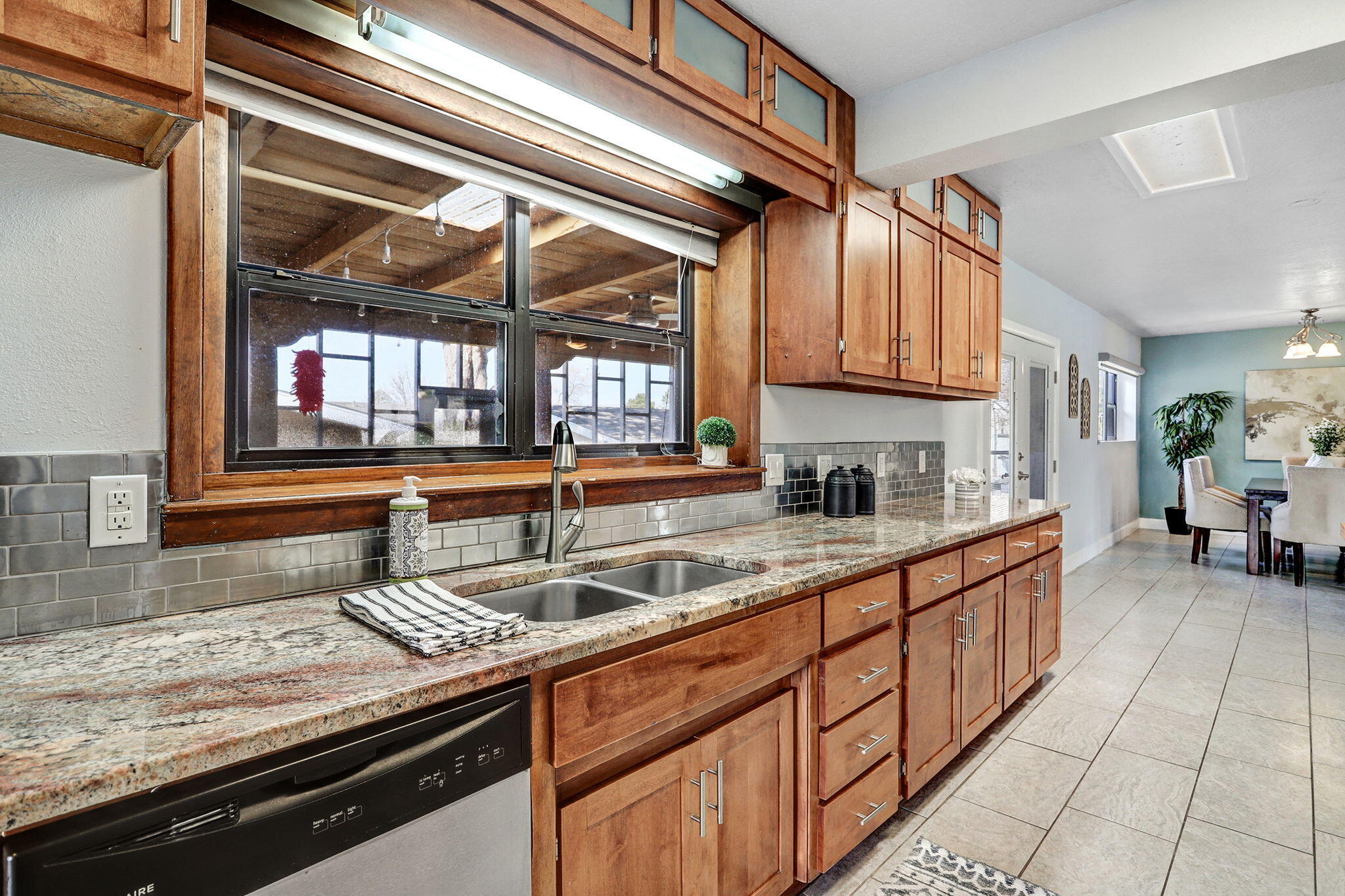 933 Avenida Estrellita NE