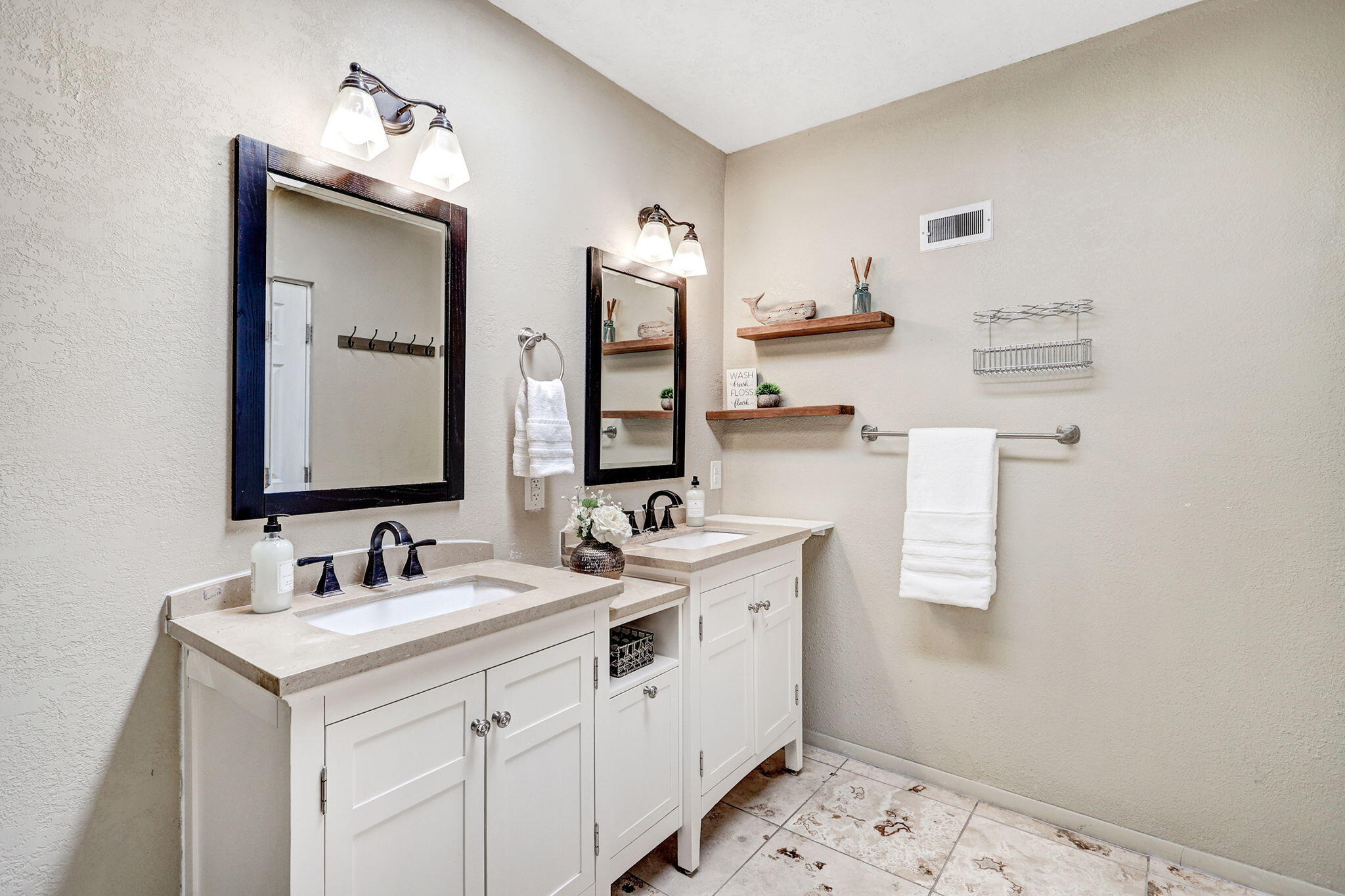 933 Avenida Estrellita NE