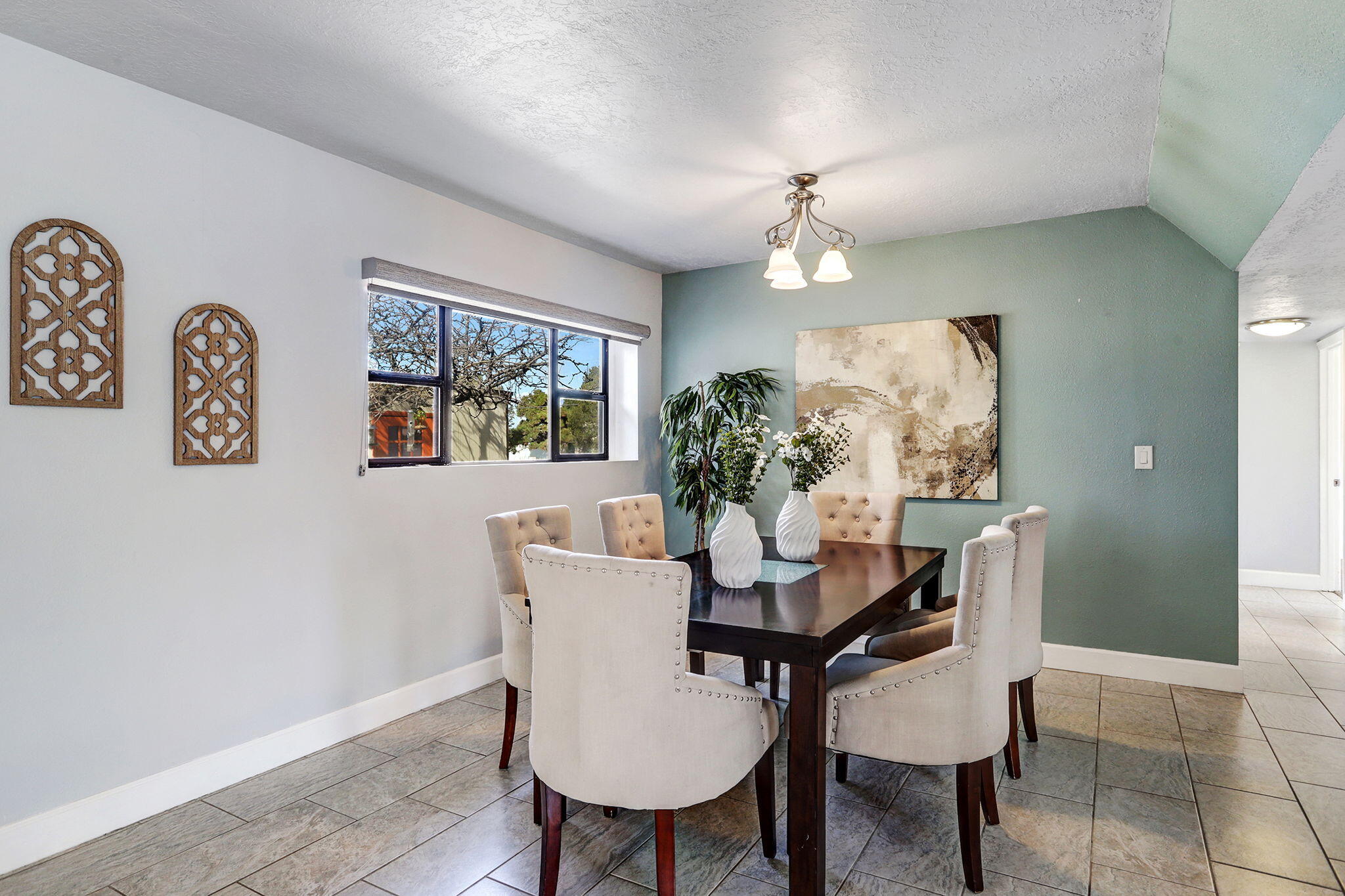 933 Avenida Estrellita NE