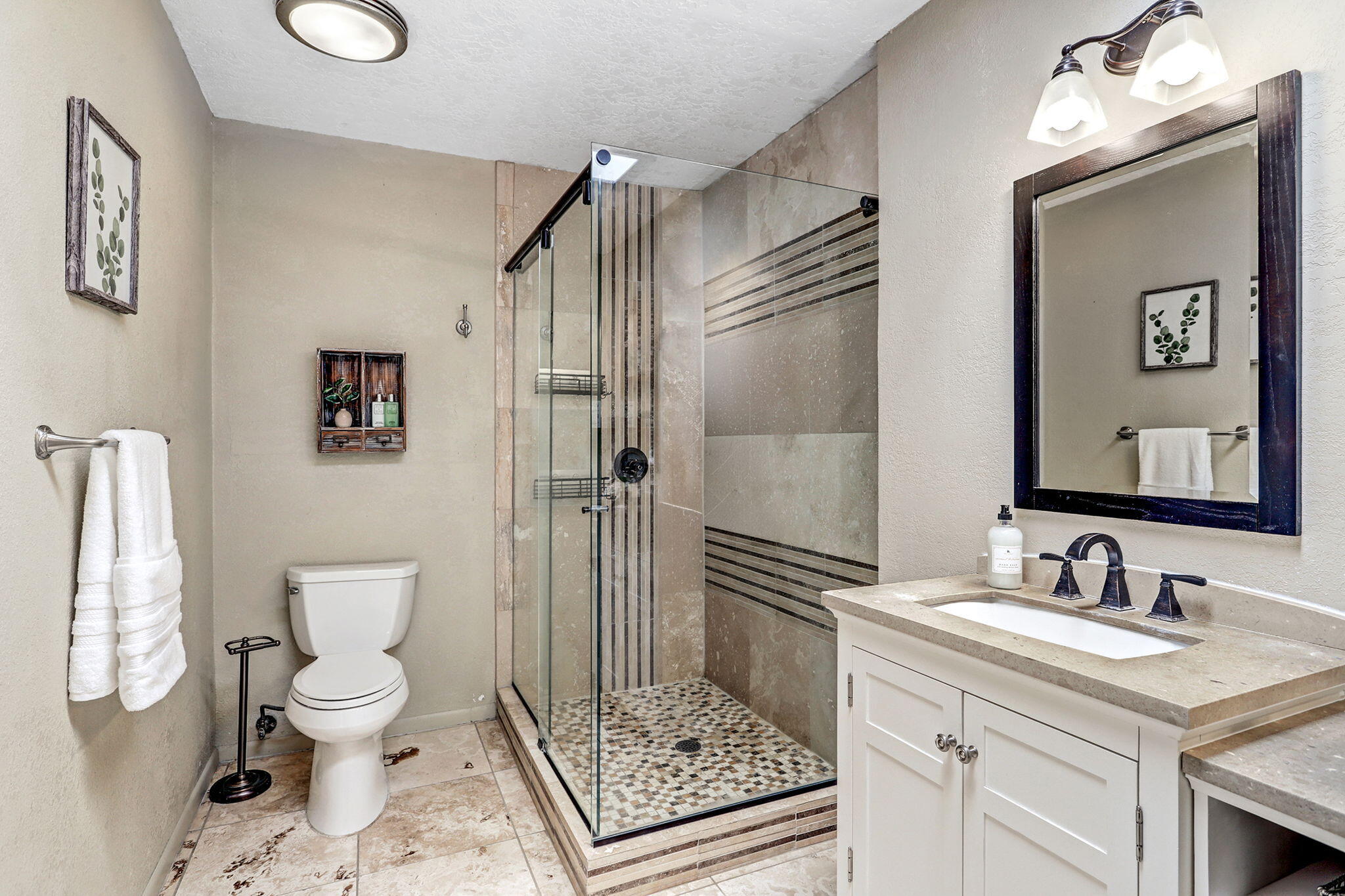 933 Avenida Estrellita NE