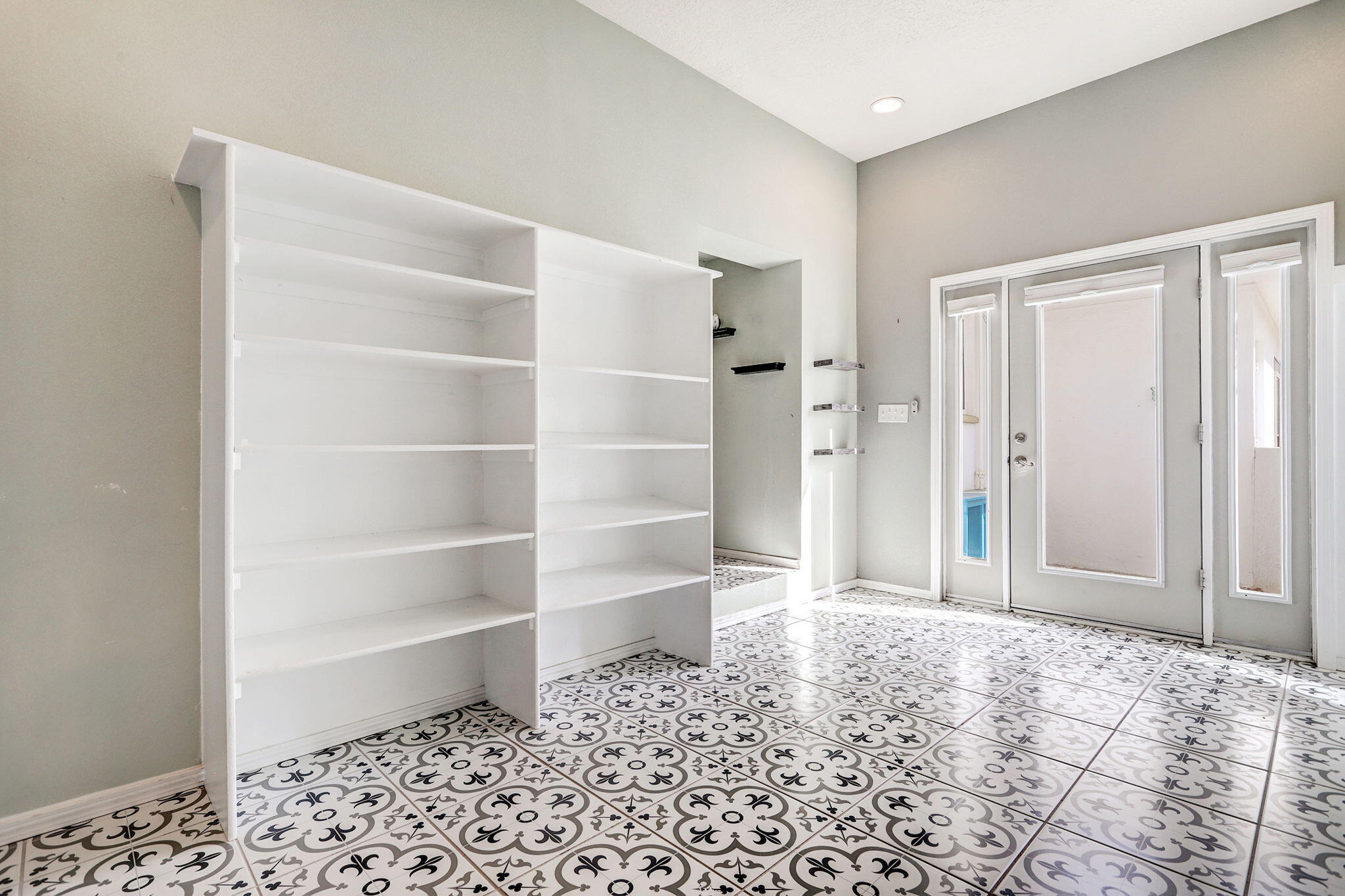 933 Avenida Estrellita NE