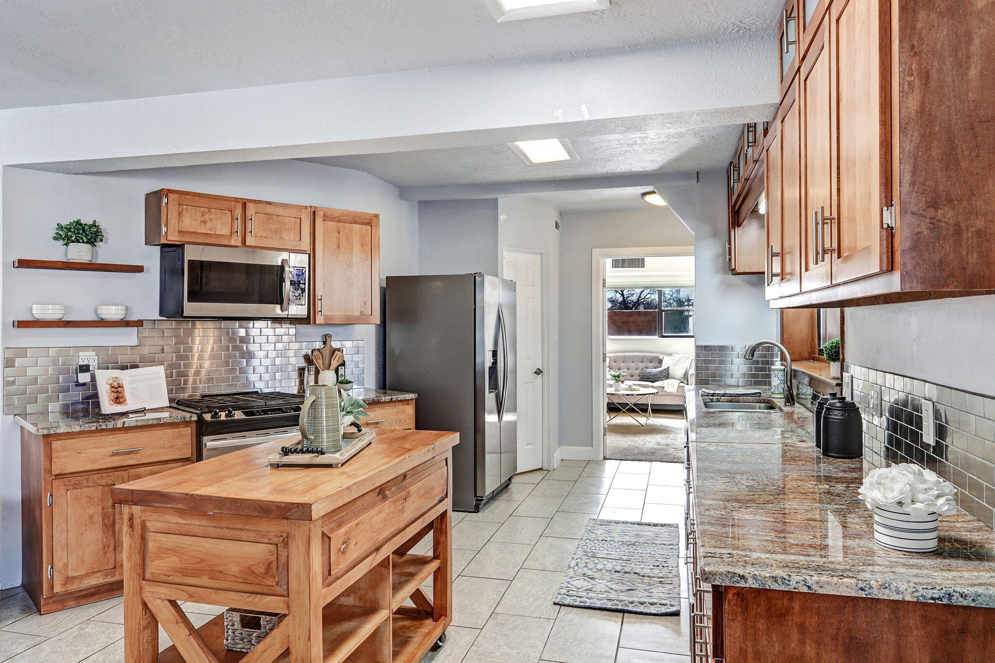 933 Avenida Estrellita NE