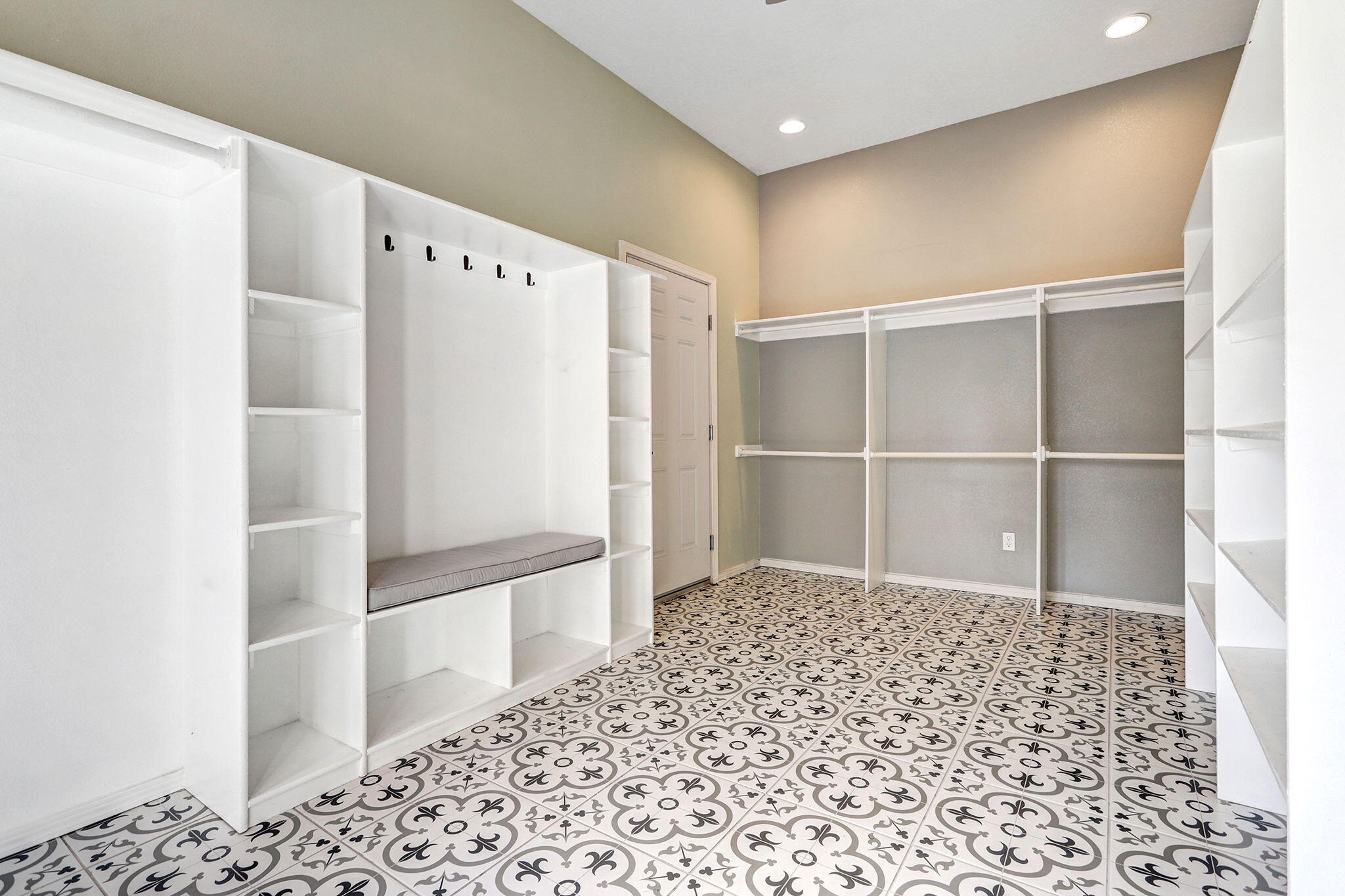 933 Avenida Estrellita NE