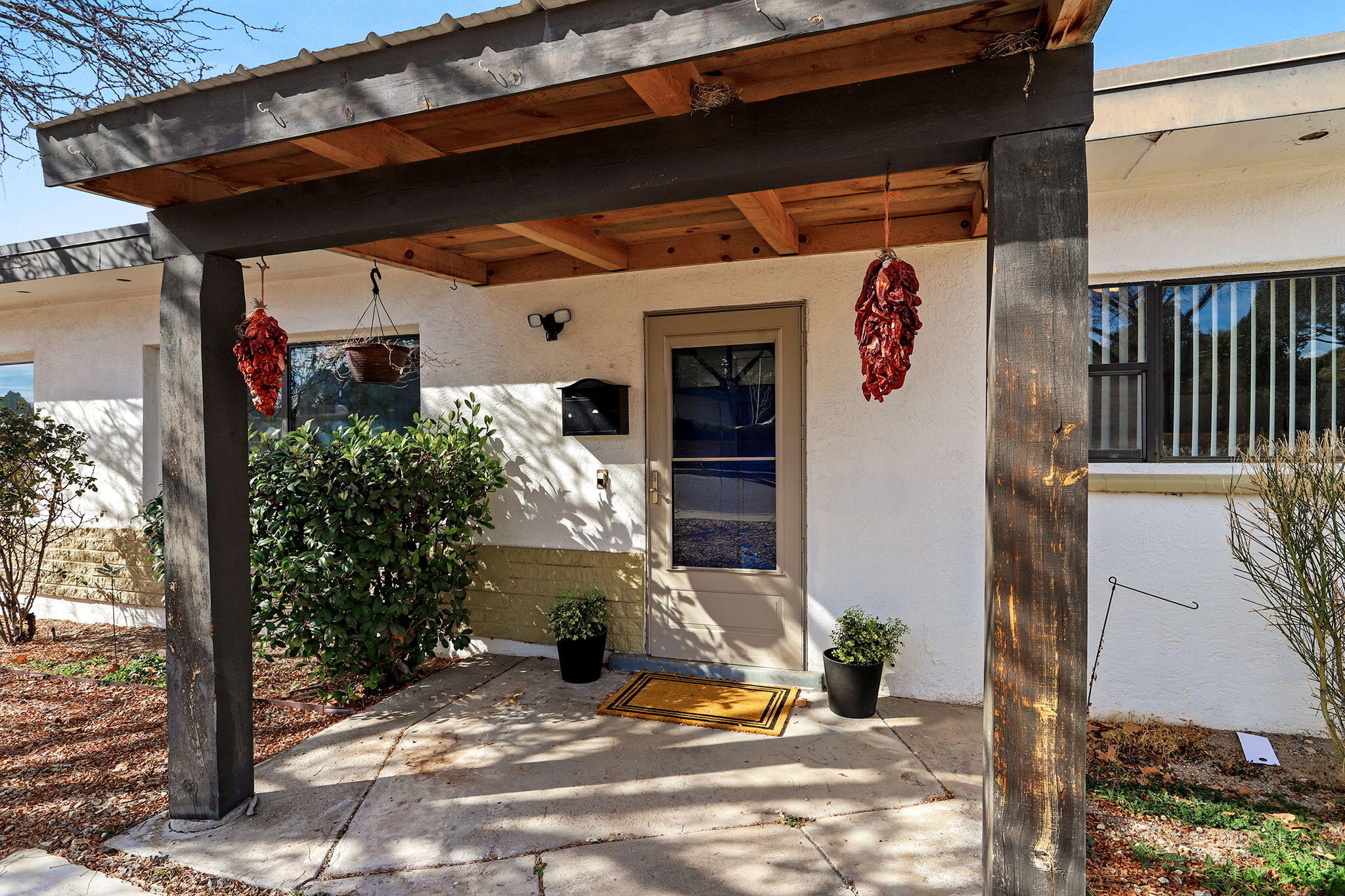 933 Avenida Estrellita NE