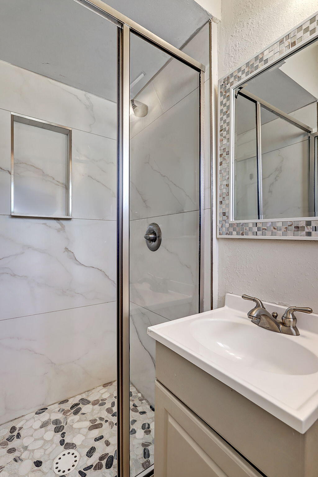 933 Avenida Estrellita NE