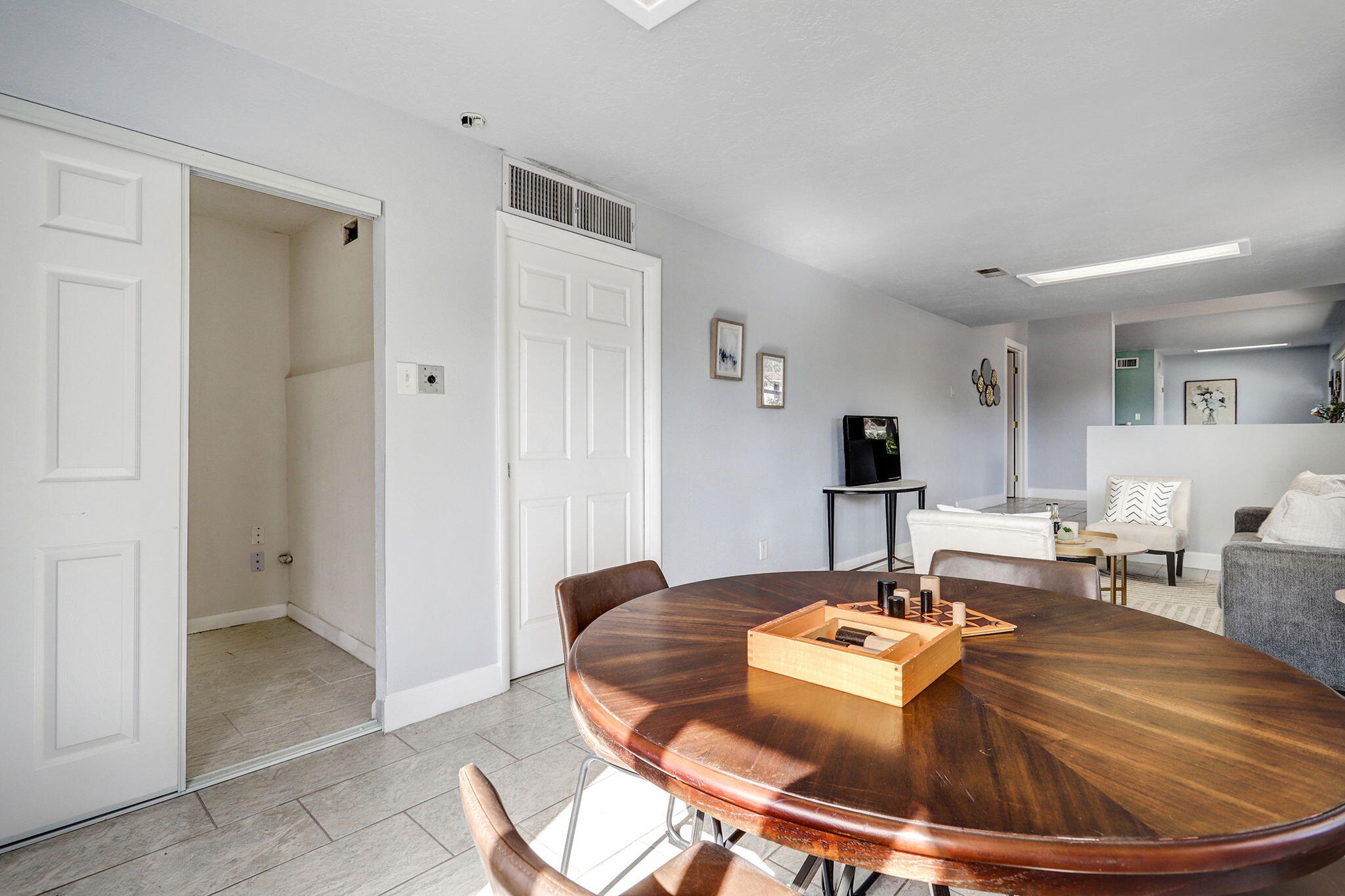 933 Avenida Estrellita NE