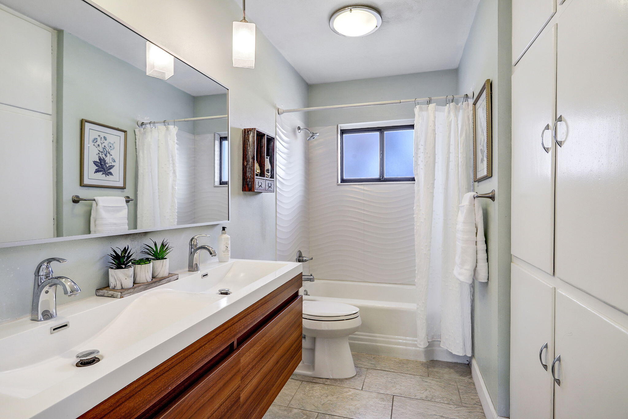 933 Avenida Estrellita NE