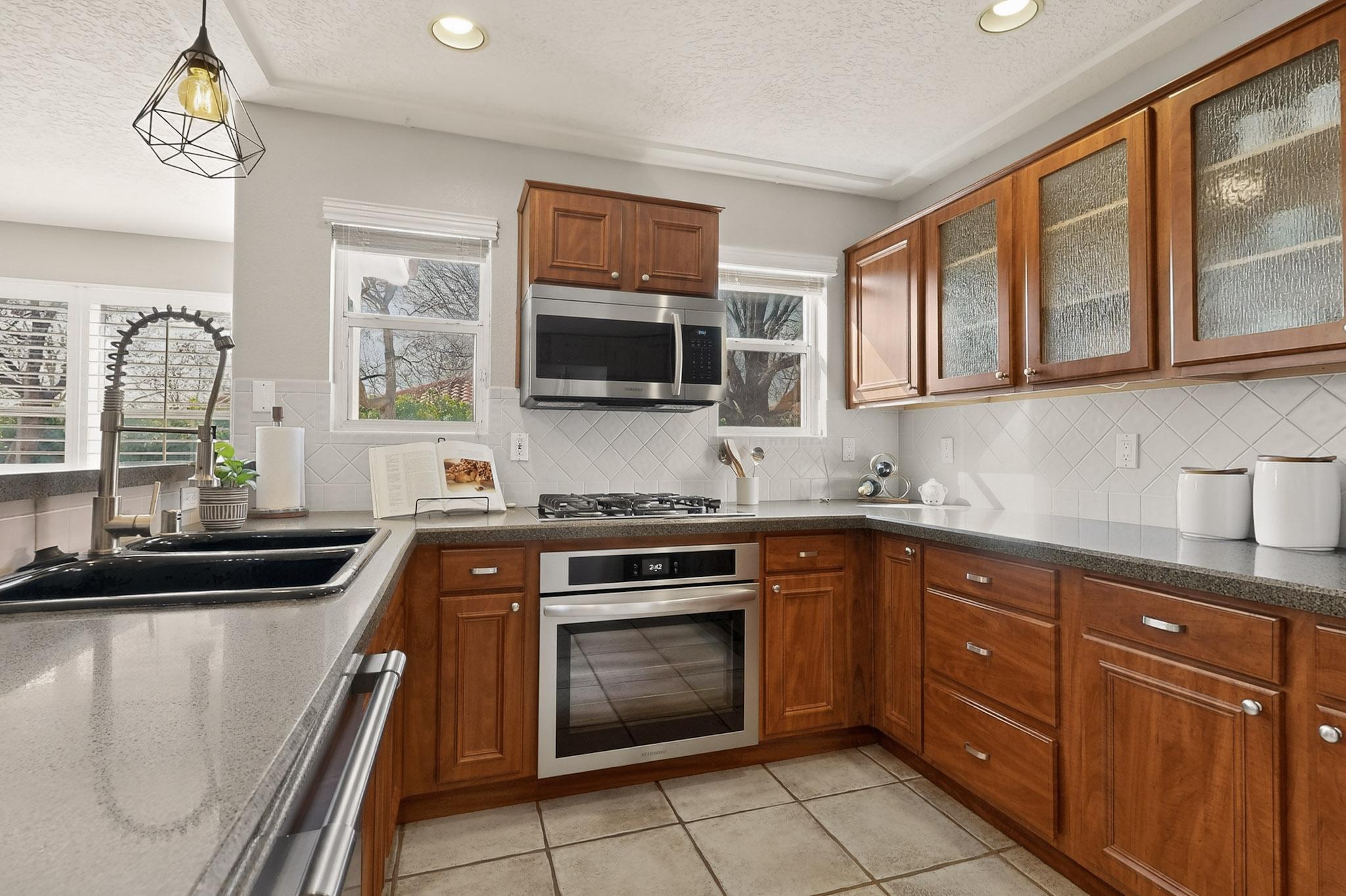 6119 Bancroft Court NE