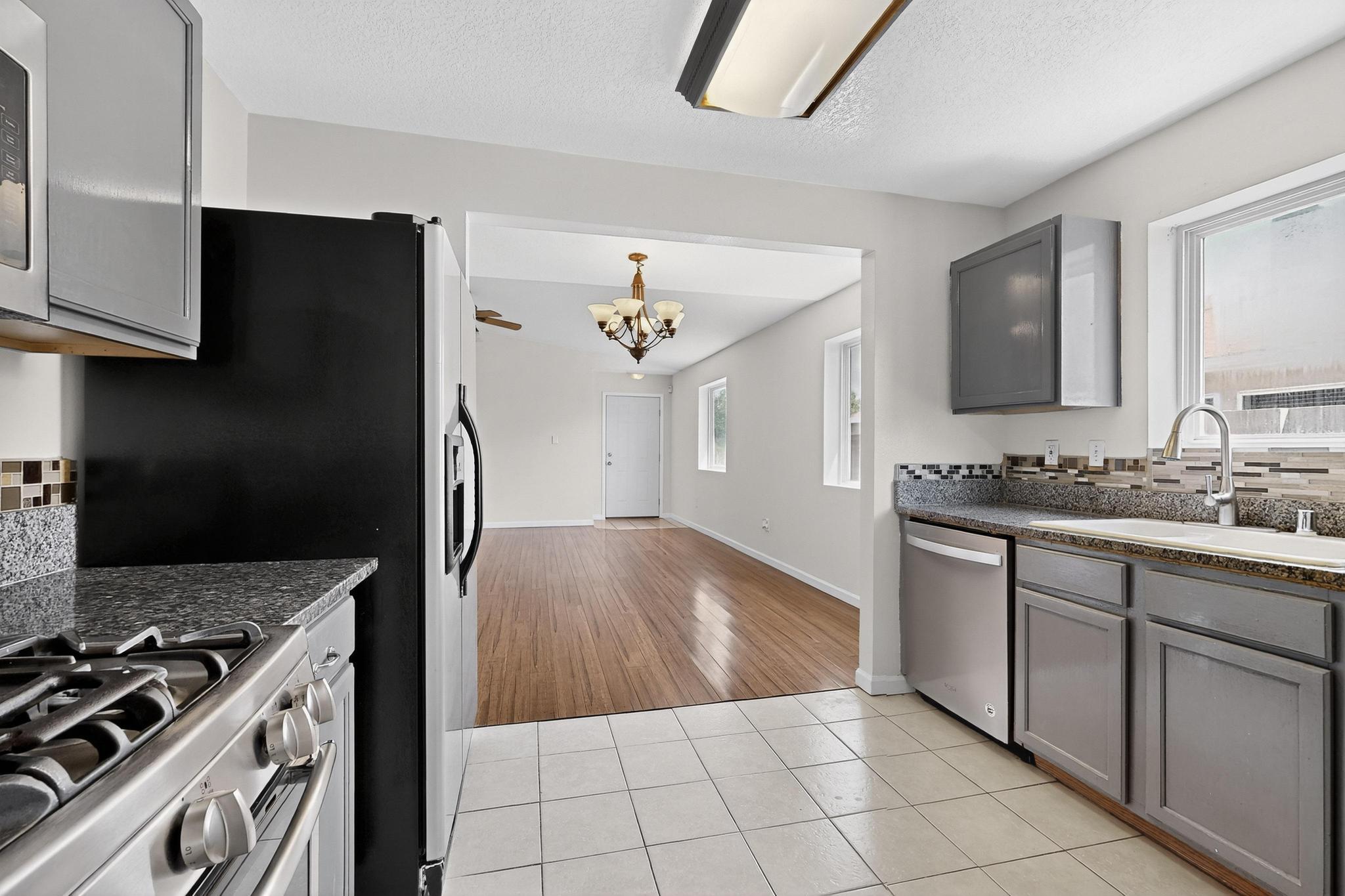 323 Escena Place SE