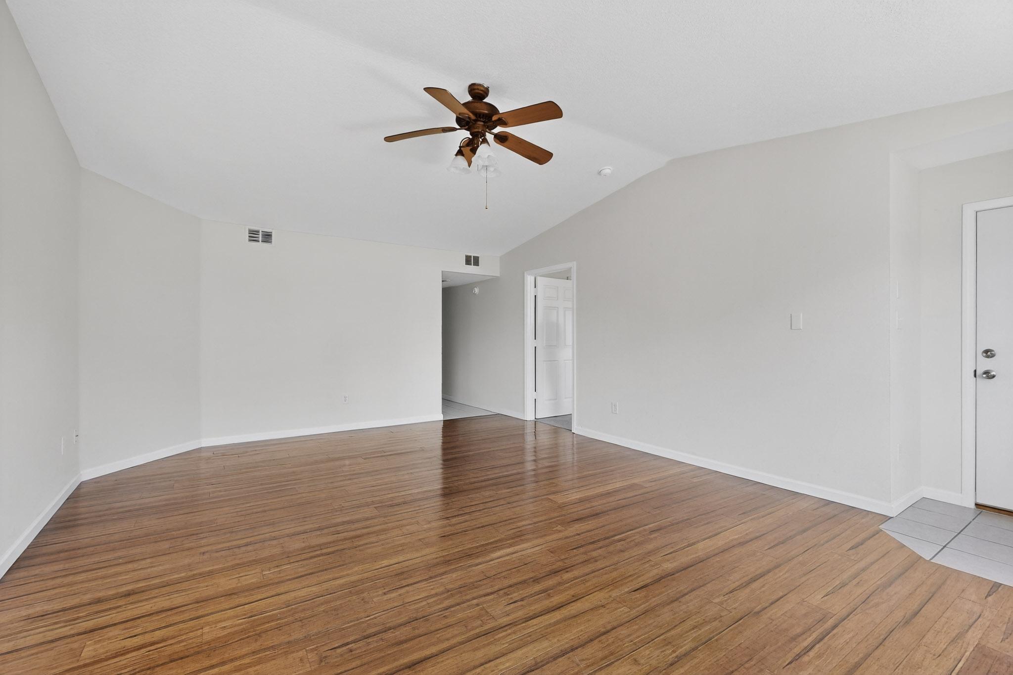 323 Escena Place SE