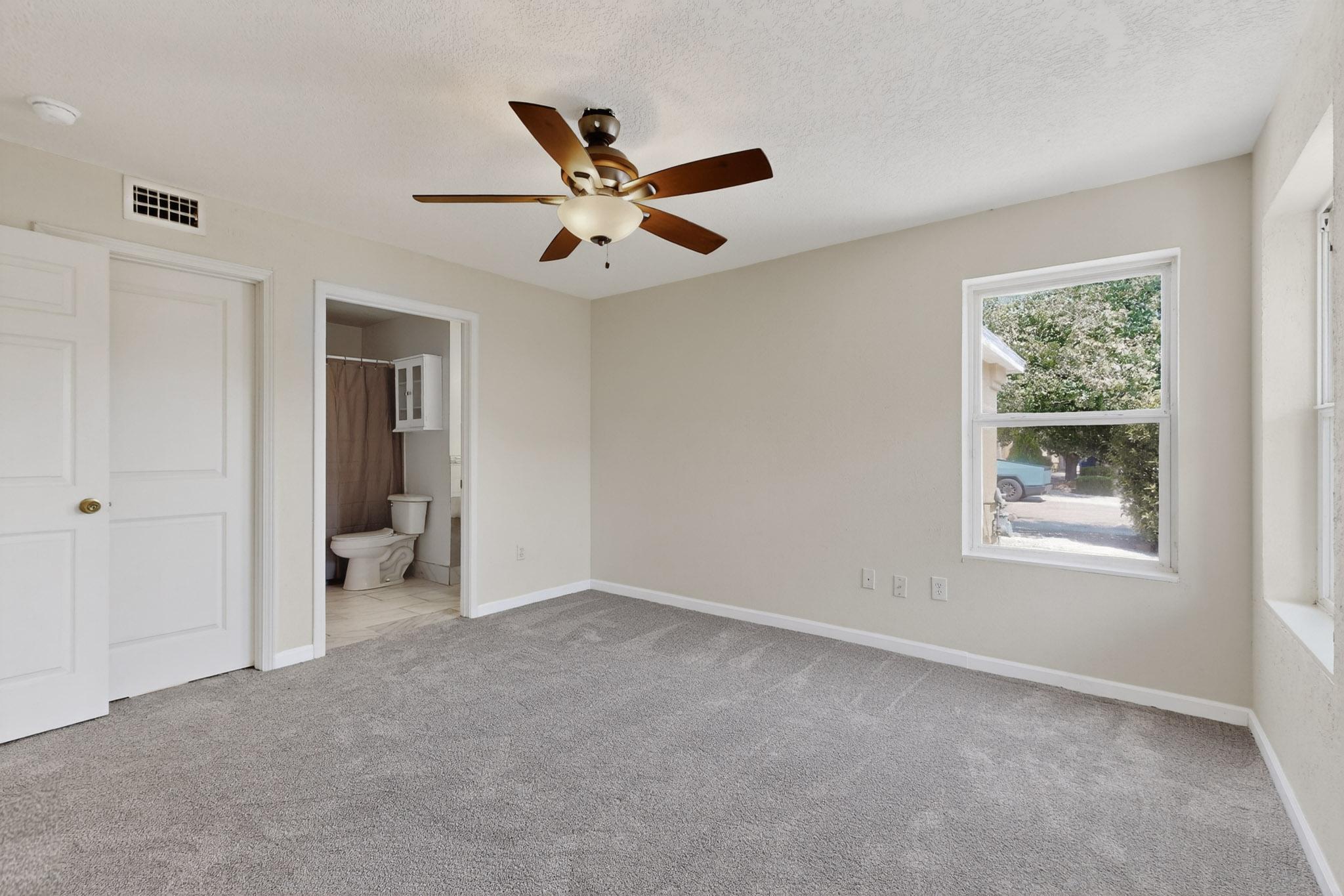 323 Escena Place SE