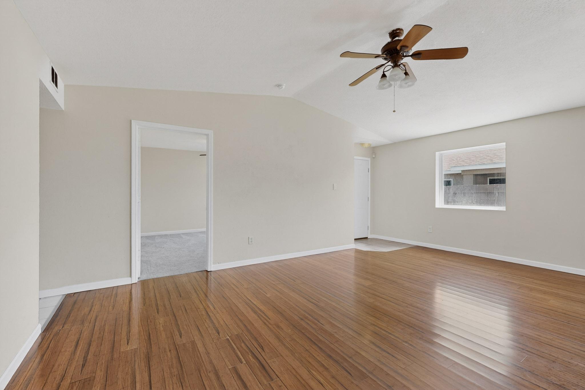 323 Escena Place SE