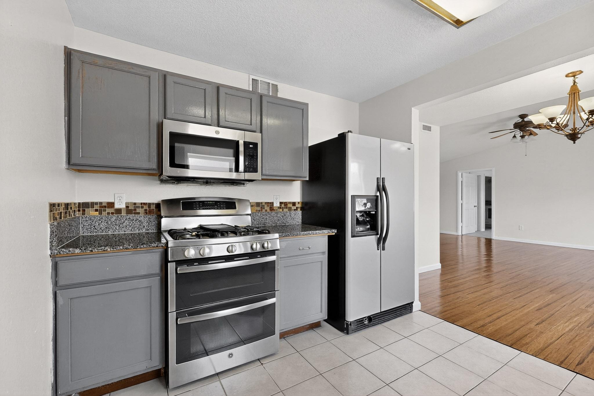 323 Escena Place SE