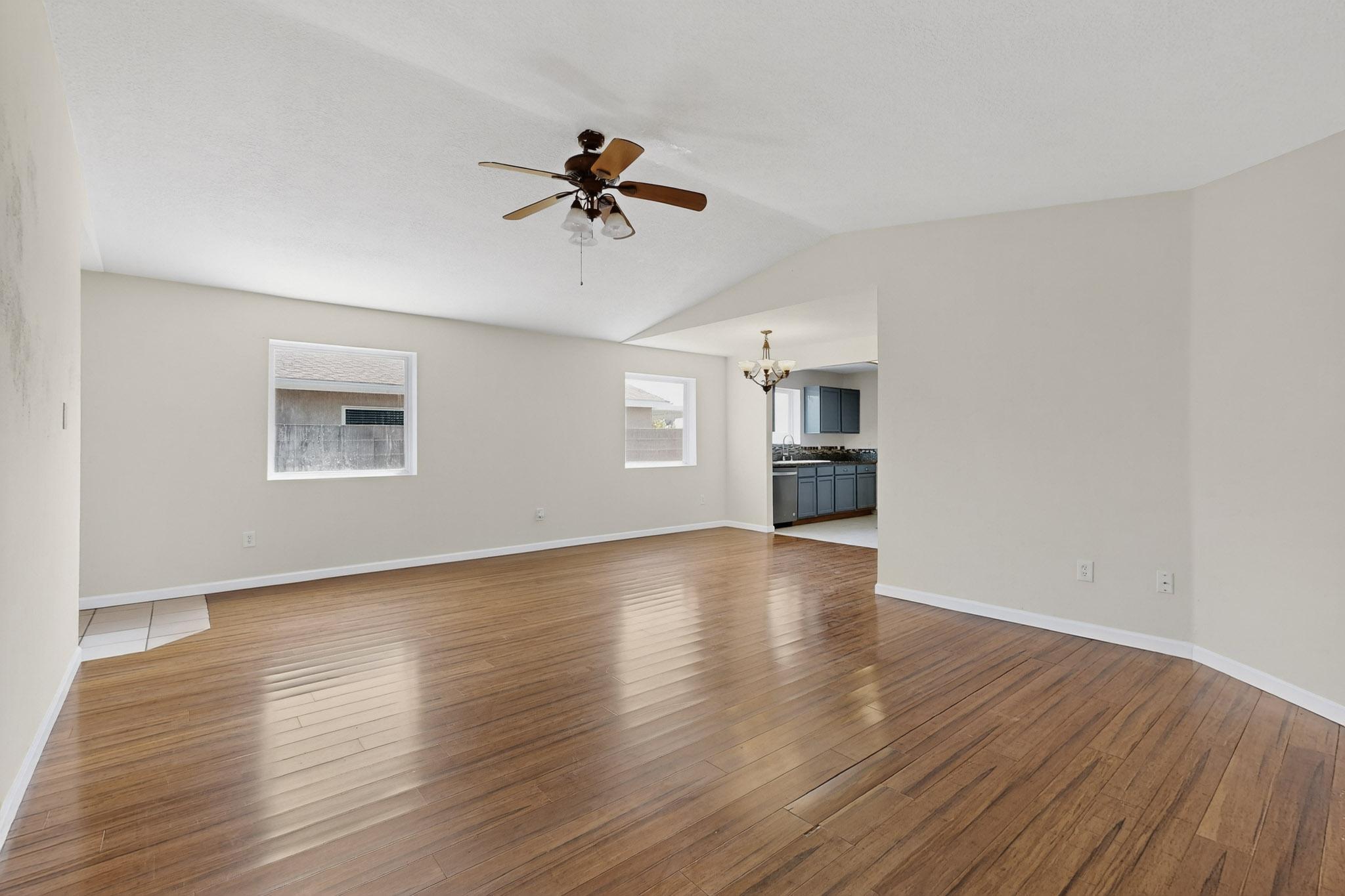 323 Escena Place SE