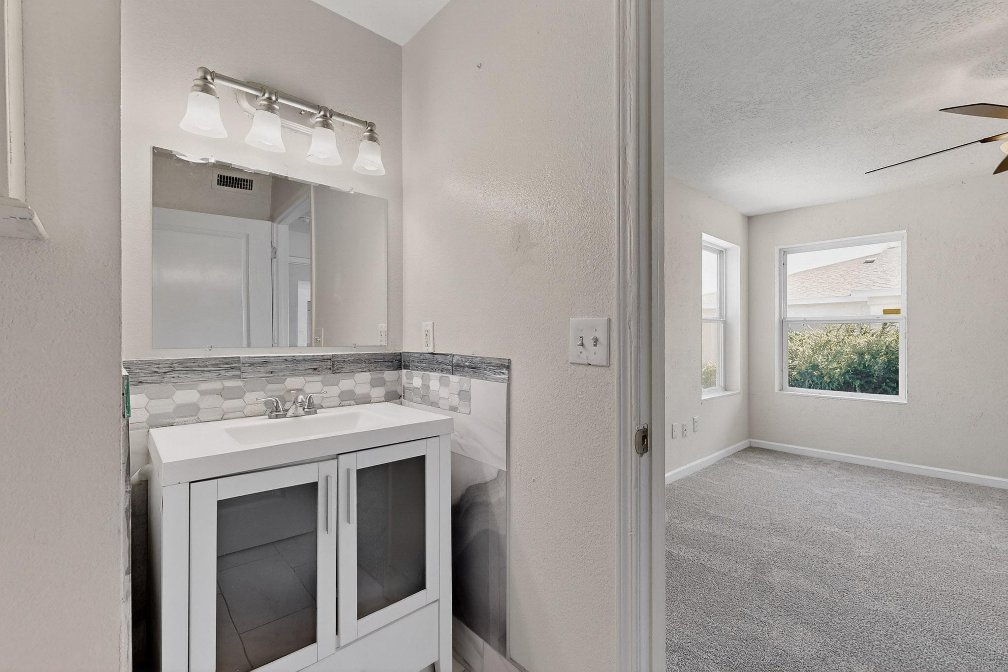 323 Escena Place SE