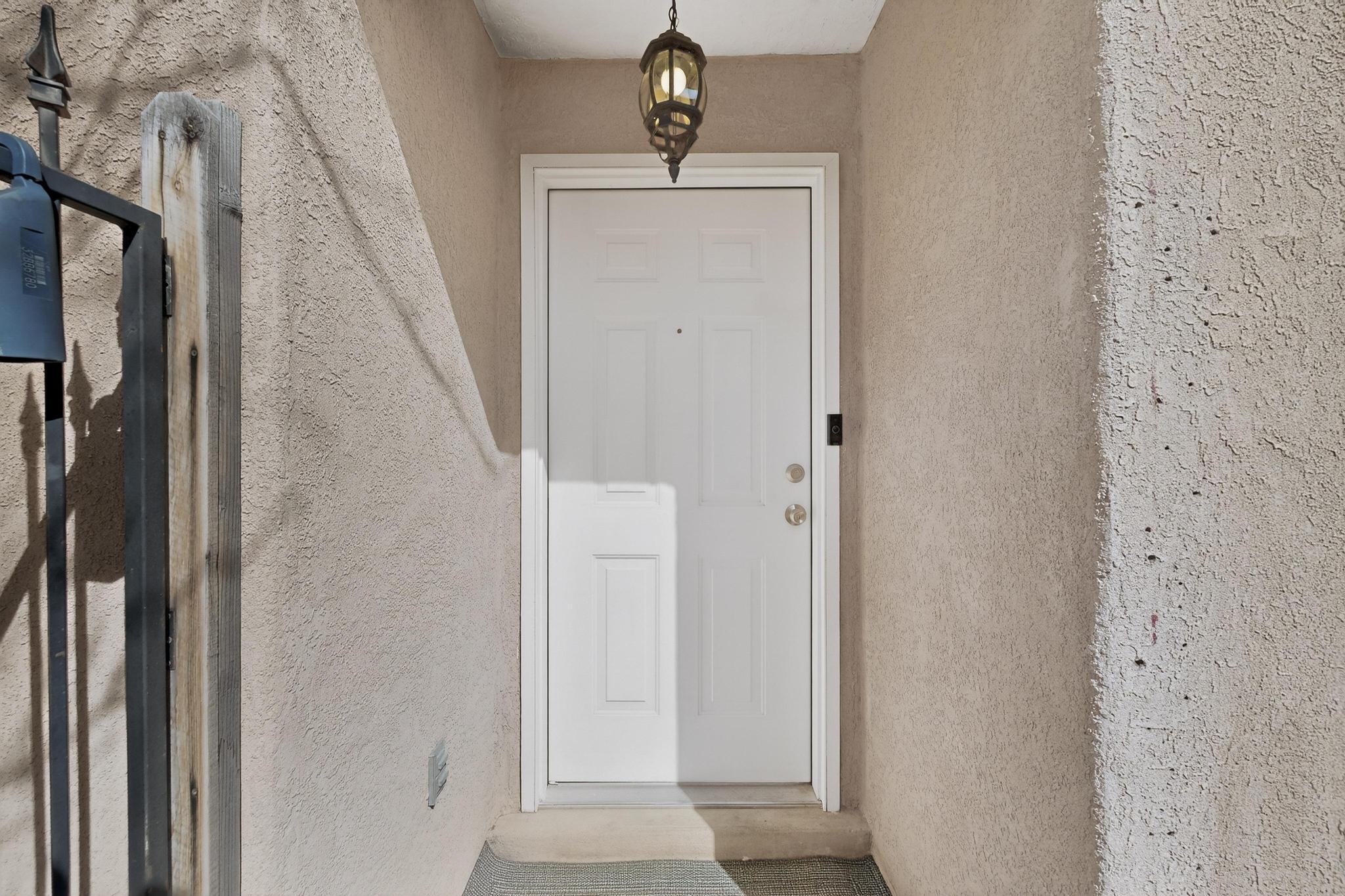 5900 Camino De La Luna NW