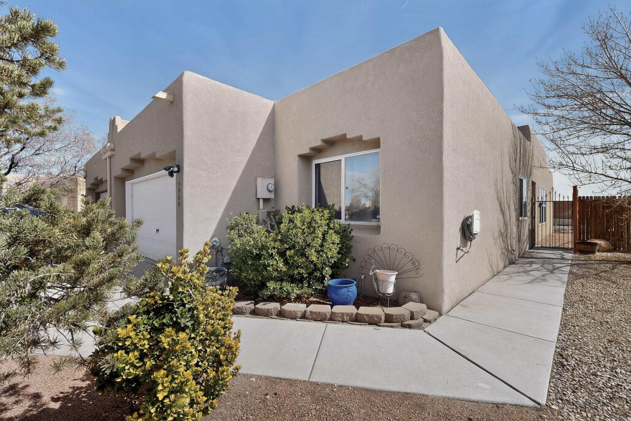 5900 Camino De La Luna NW
