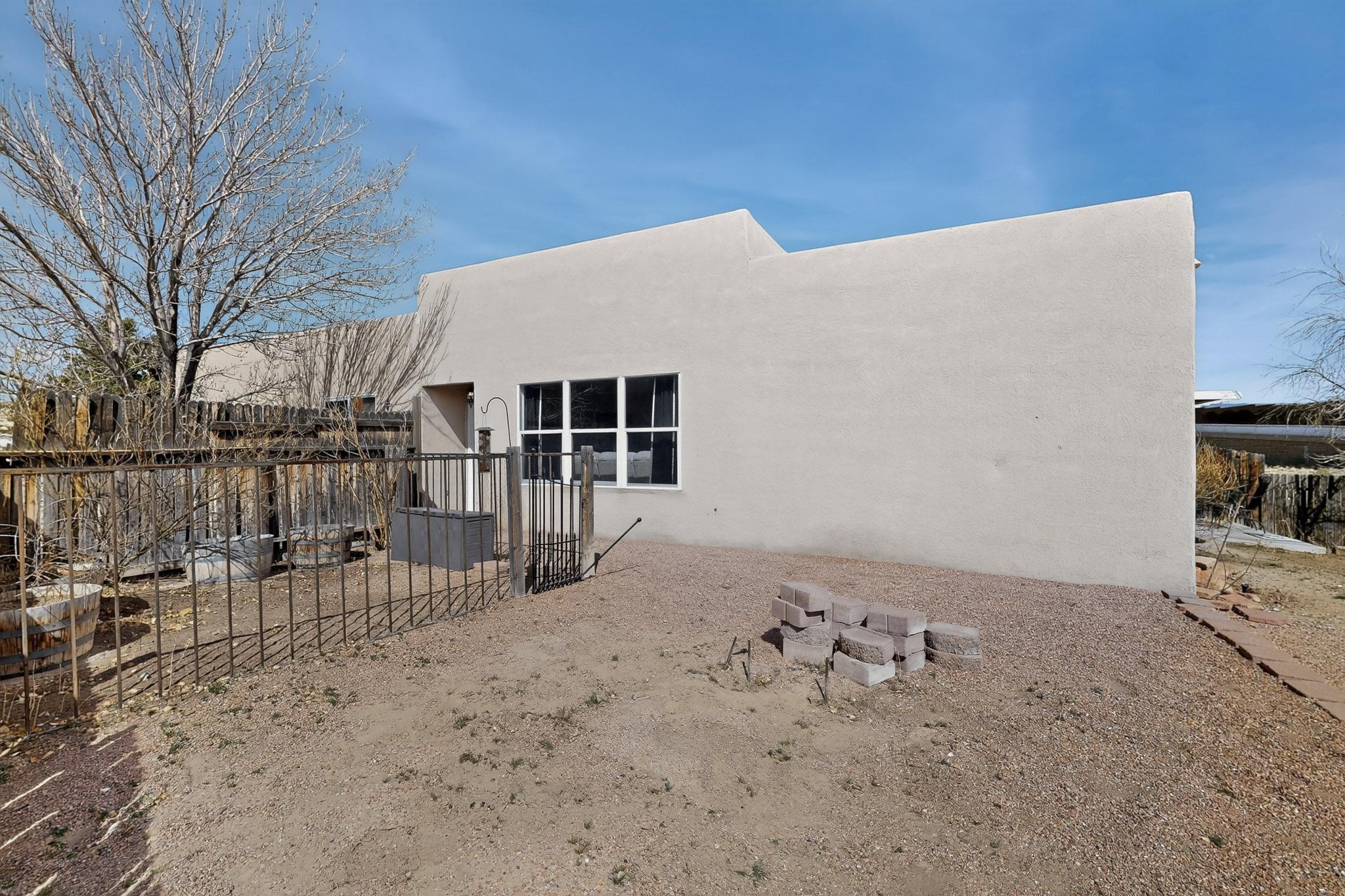 5900 Camino De La Luna NW