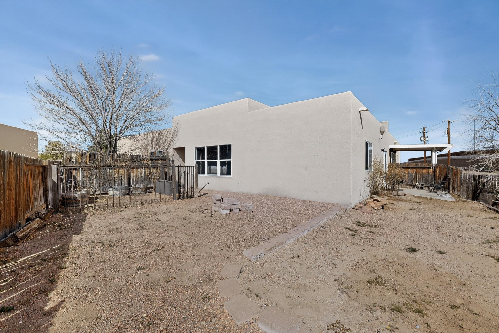5900 Camino De La Luna NW